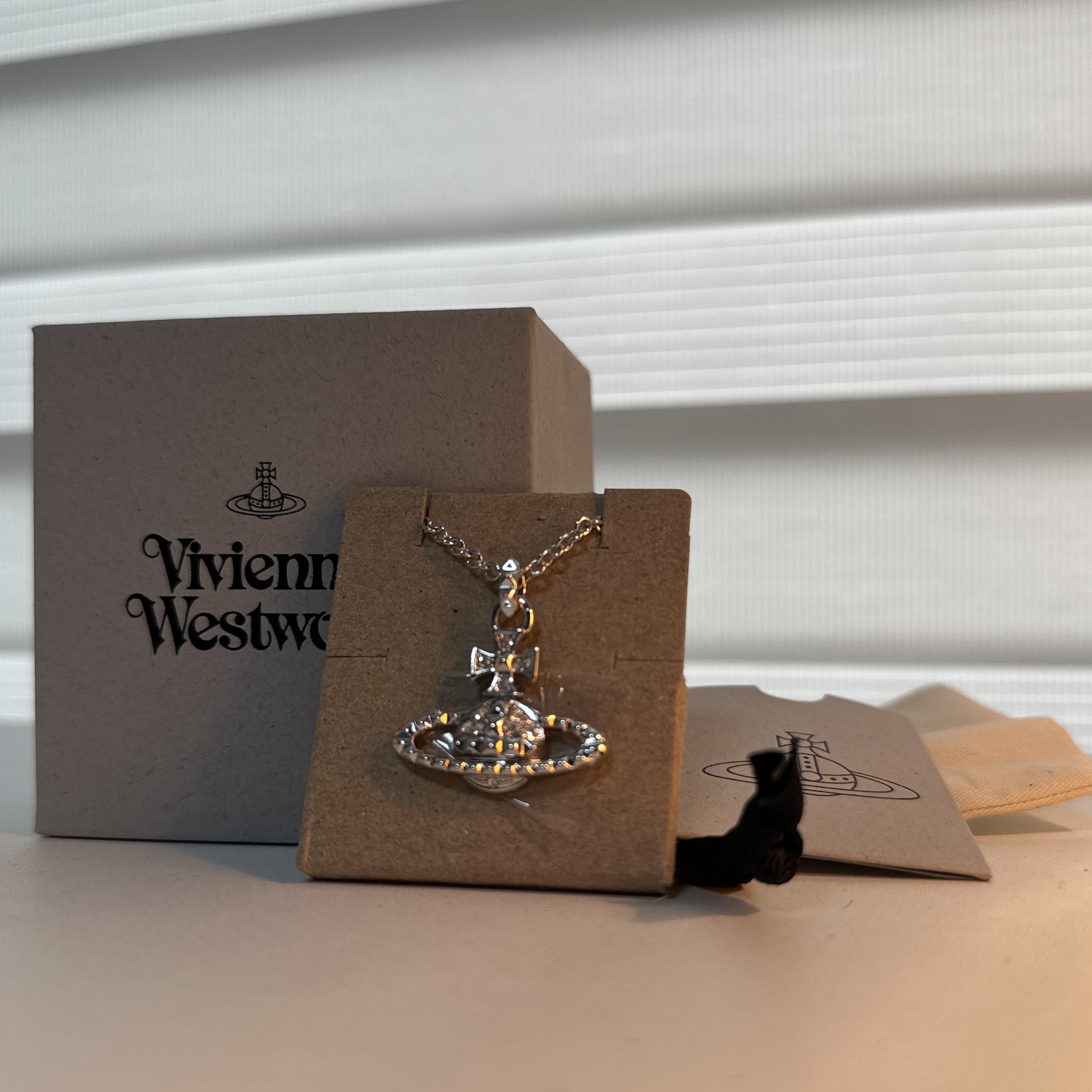 Vivienne Westwood Mayfair Bas Relief Pendant Silver 착용 스타일