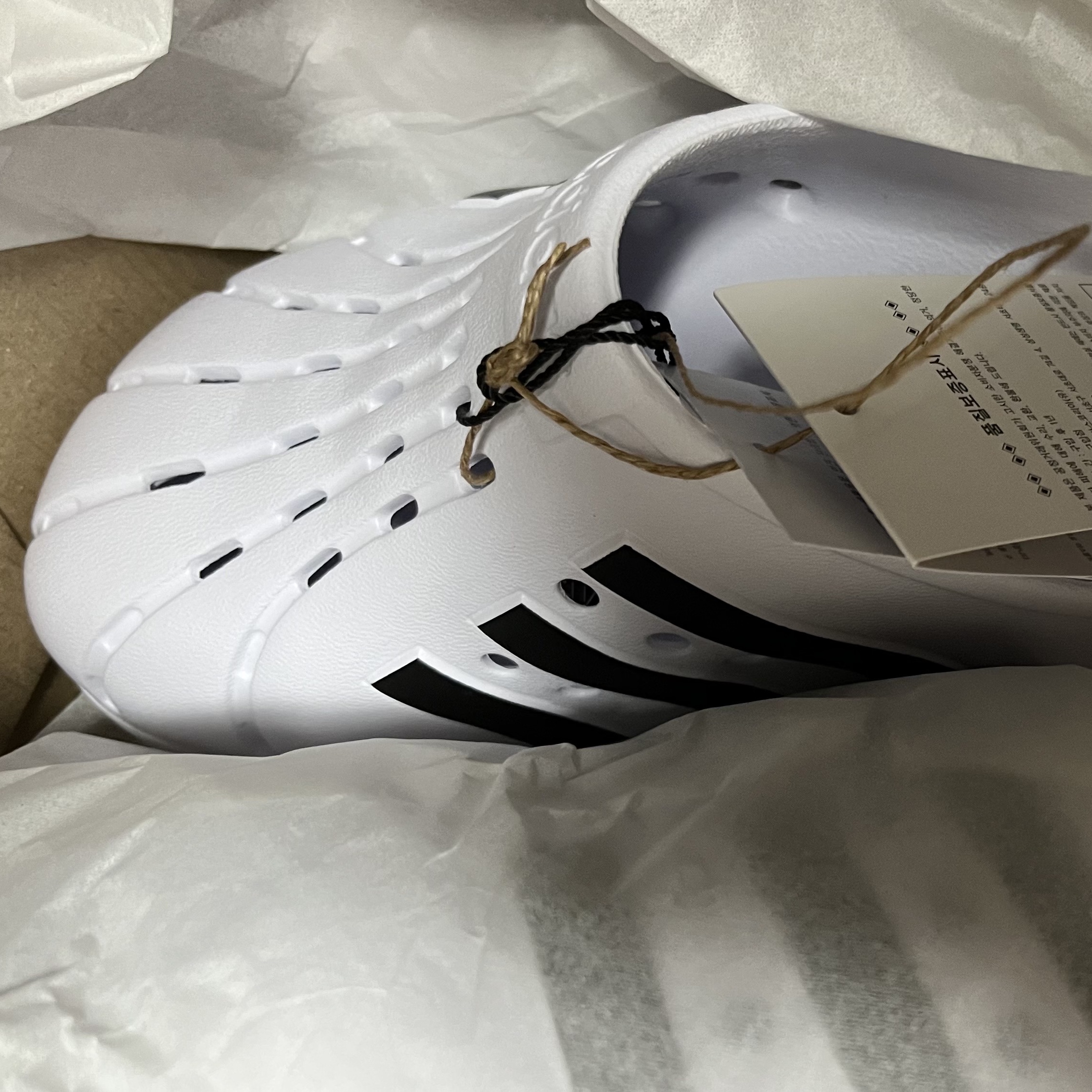 Adidas Adilette Clog White Black 착용 스타일