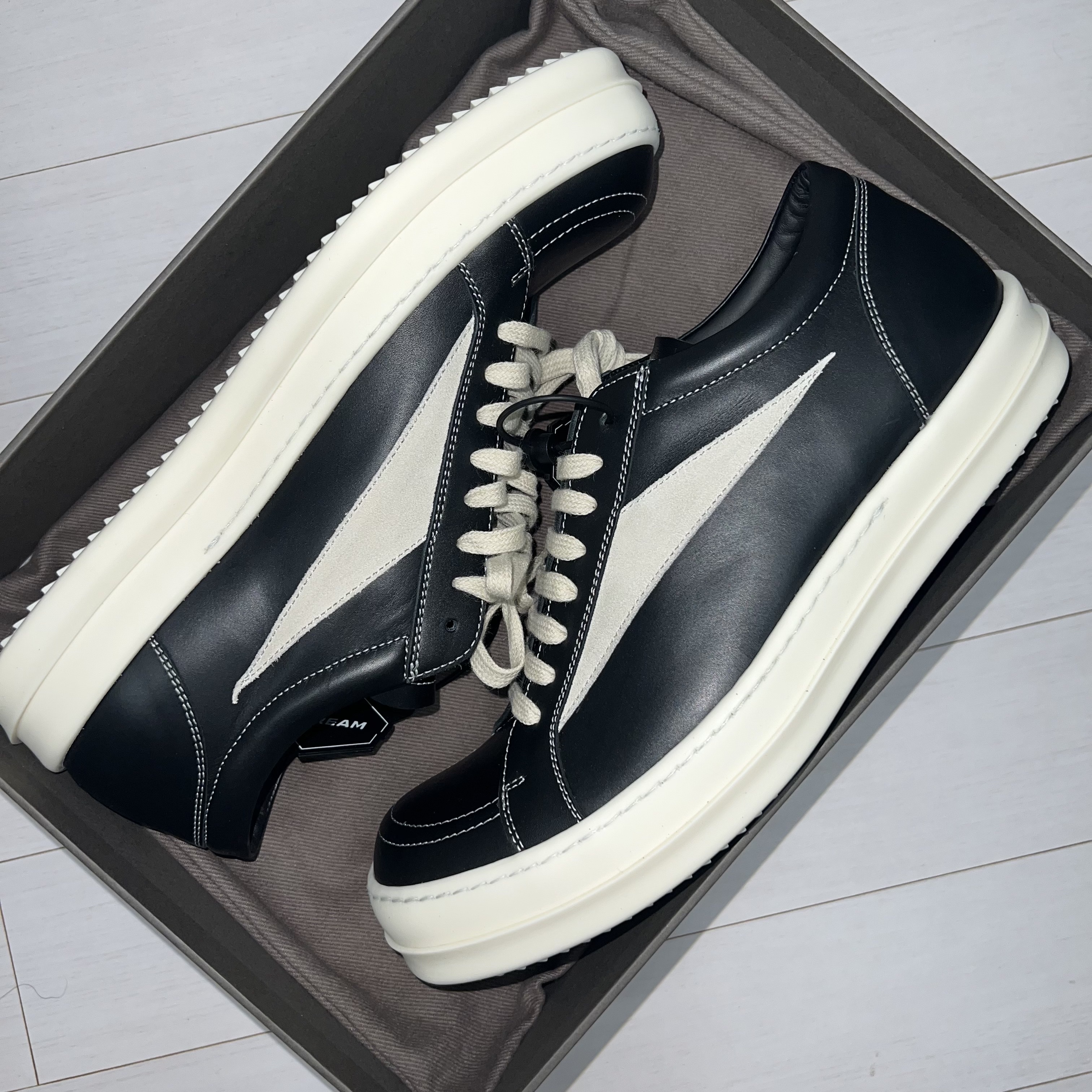 Rick Owens Luxor Vintage Sneakers Black Milk 착용 스타일