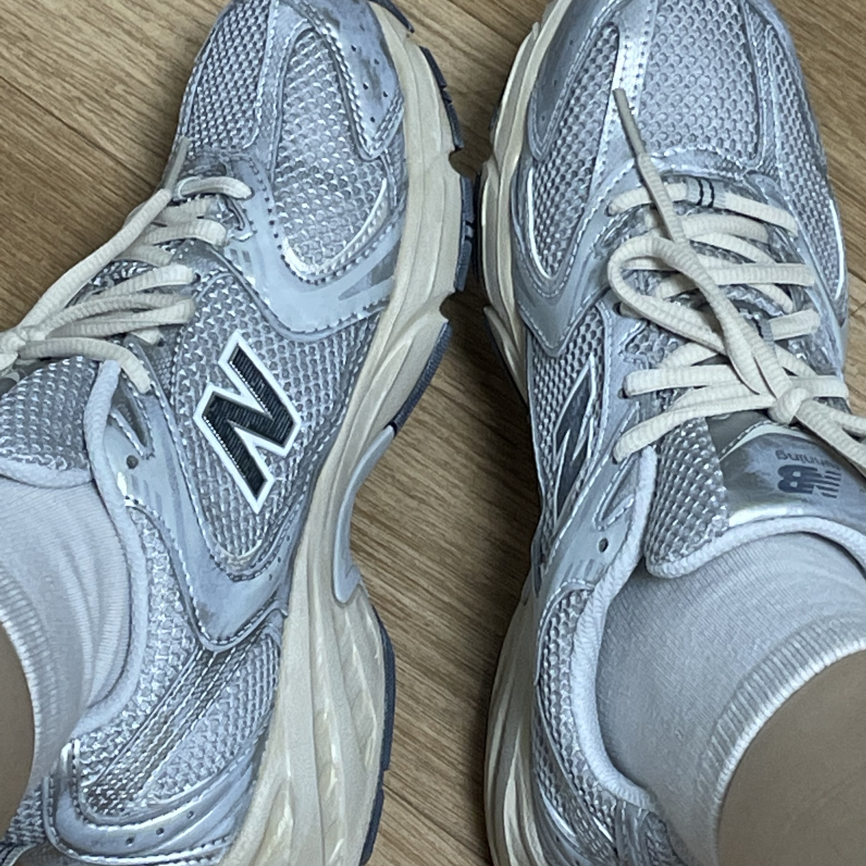 New Balance 530 Vintage Metallic Silver 착용 스타일