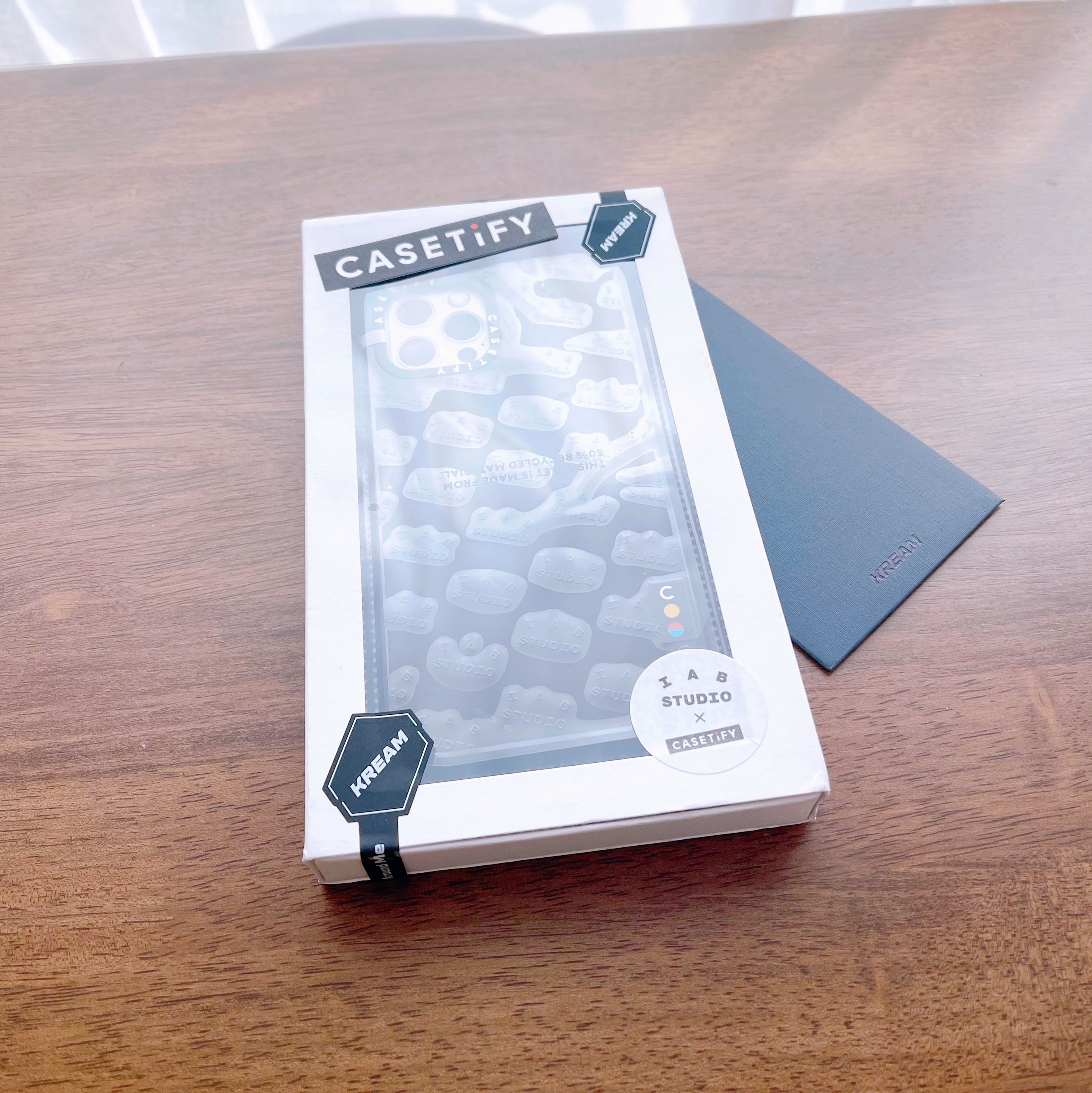 Casetify x IAB Studio iPhone Black Monogram Logo Impact Case Black 착용 스타일