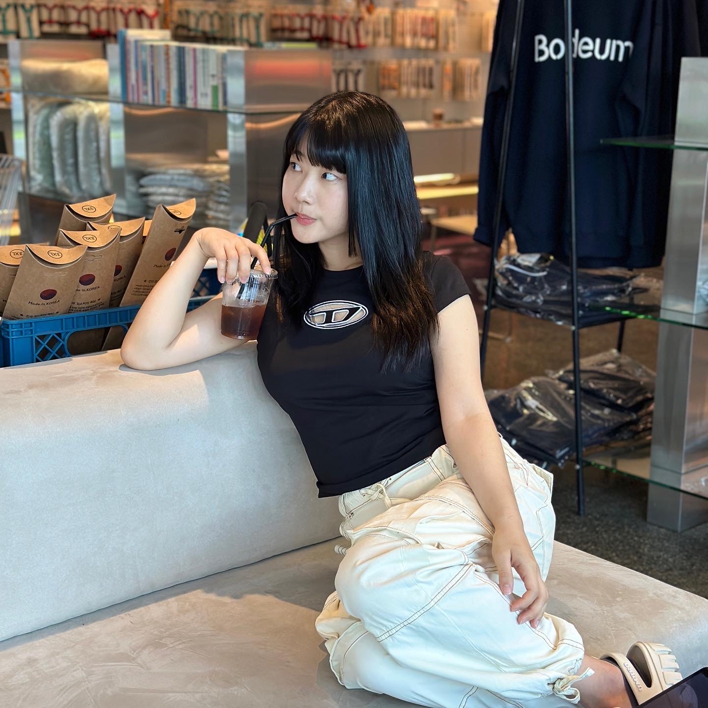(W) Diesel T-Angie Peekaboo Logo T-Shirt Black 착용 스타일 - 1