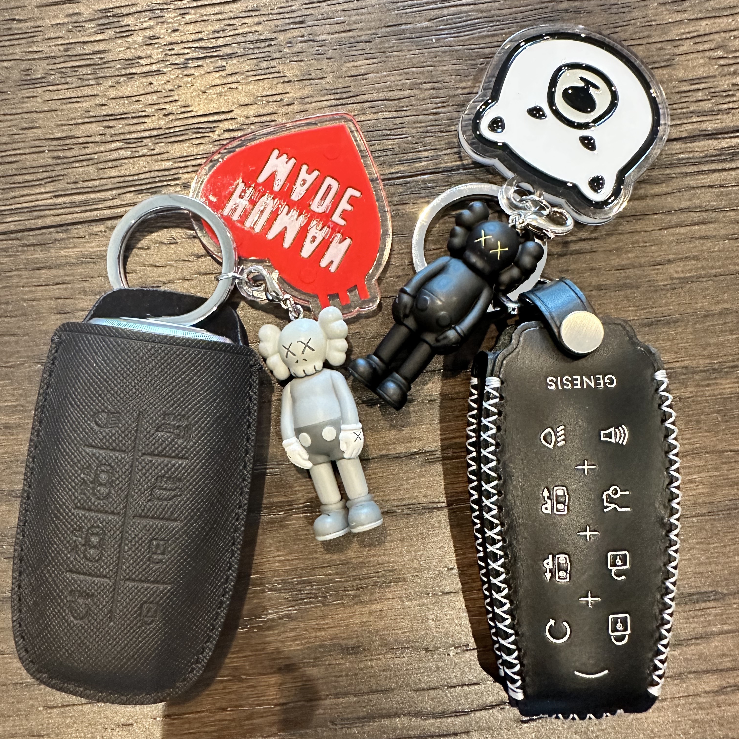 Kaws Tokyo First Companion Keychain Black, Kaws Tokyo First Companion Keychain Grey 착용 스타일