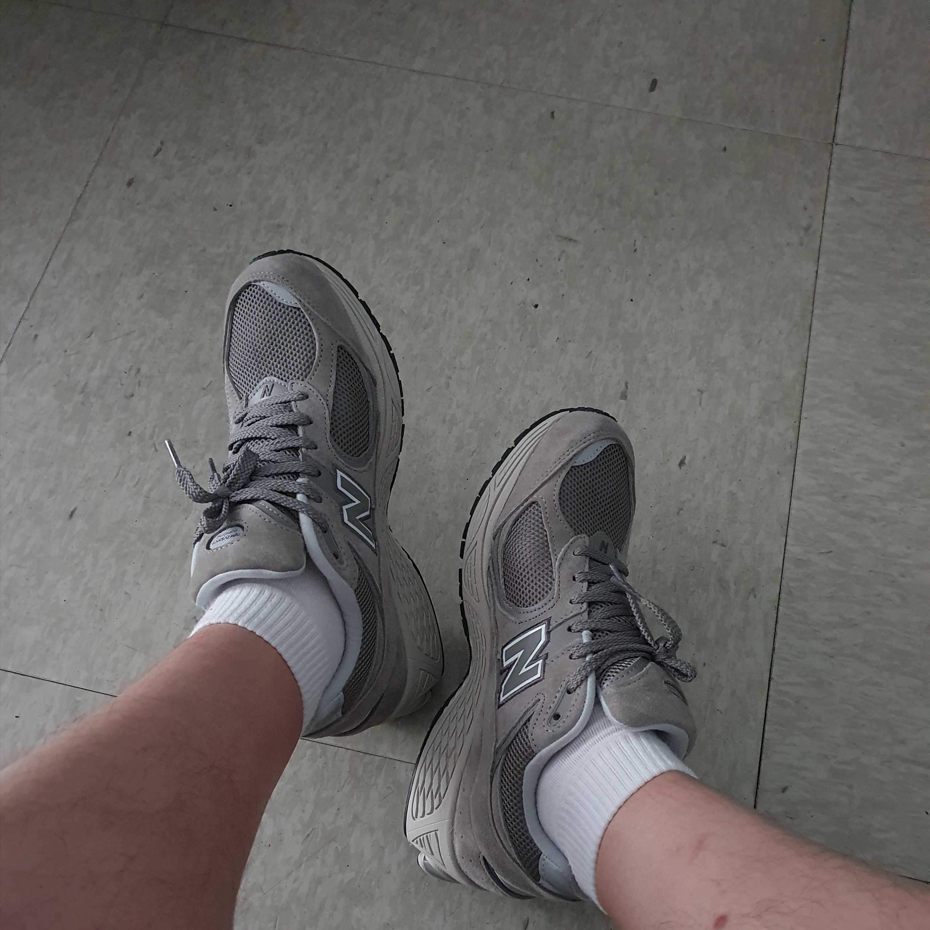 New Balance 2002R Grey 착용 스타일 - 2