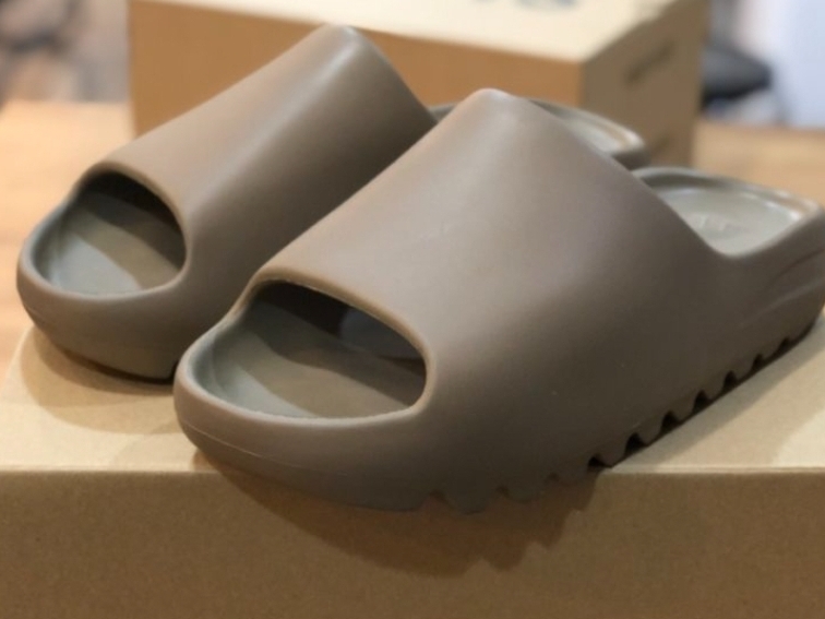 Adidas Yeezy Slide Pure 착용 스타일