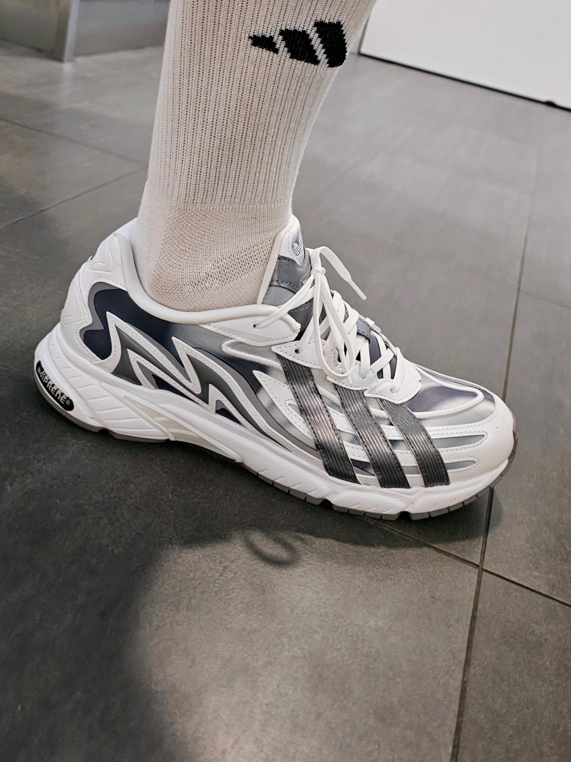 Adidas Orketro 2.0 Cloud White Grey 착용 스타일 - 1