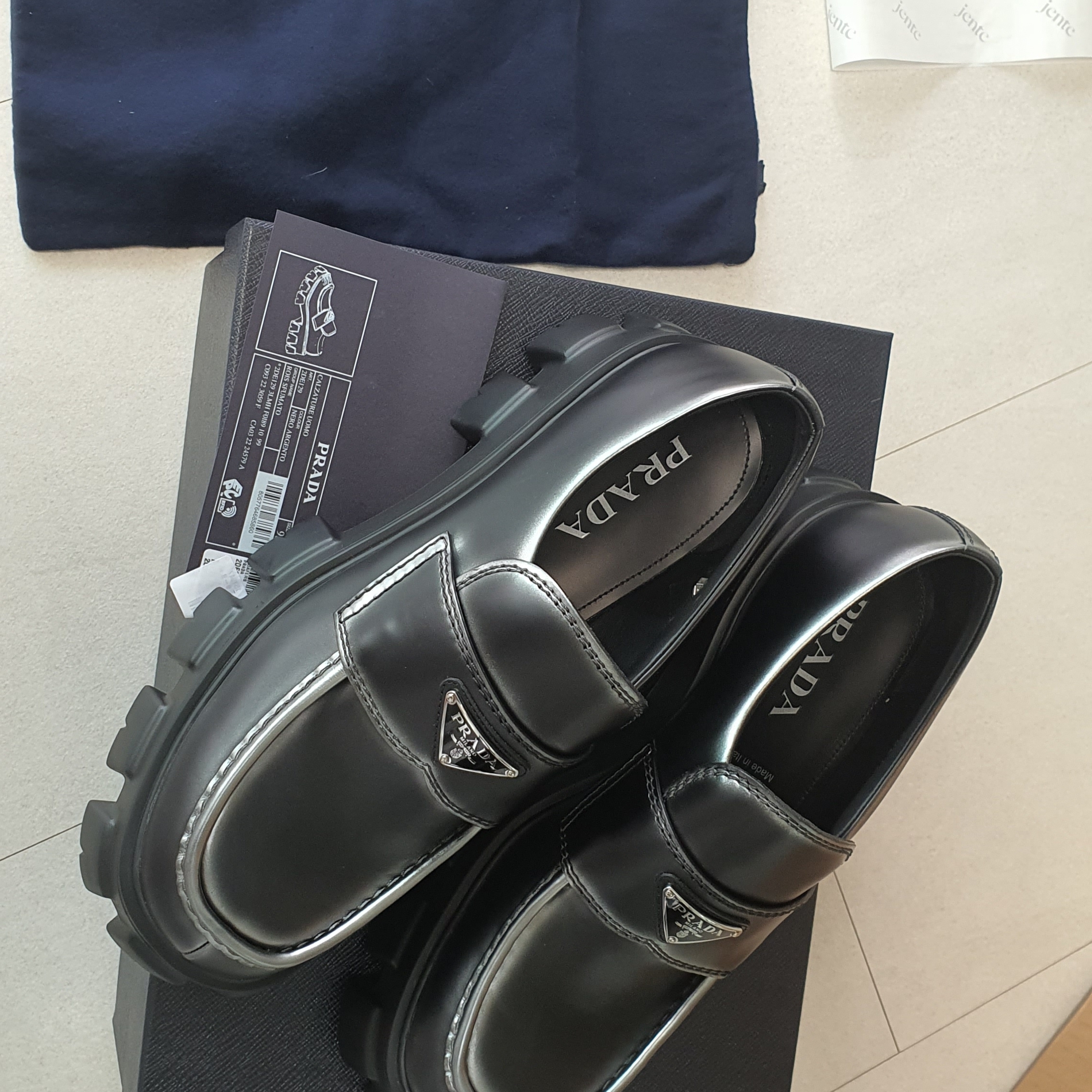 Prada Monolith Nuanced Brushed Leather Loafers Black Silver 착용 스타일 - 1