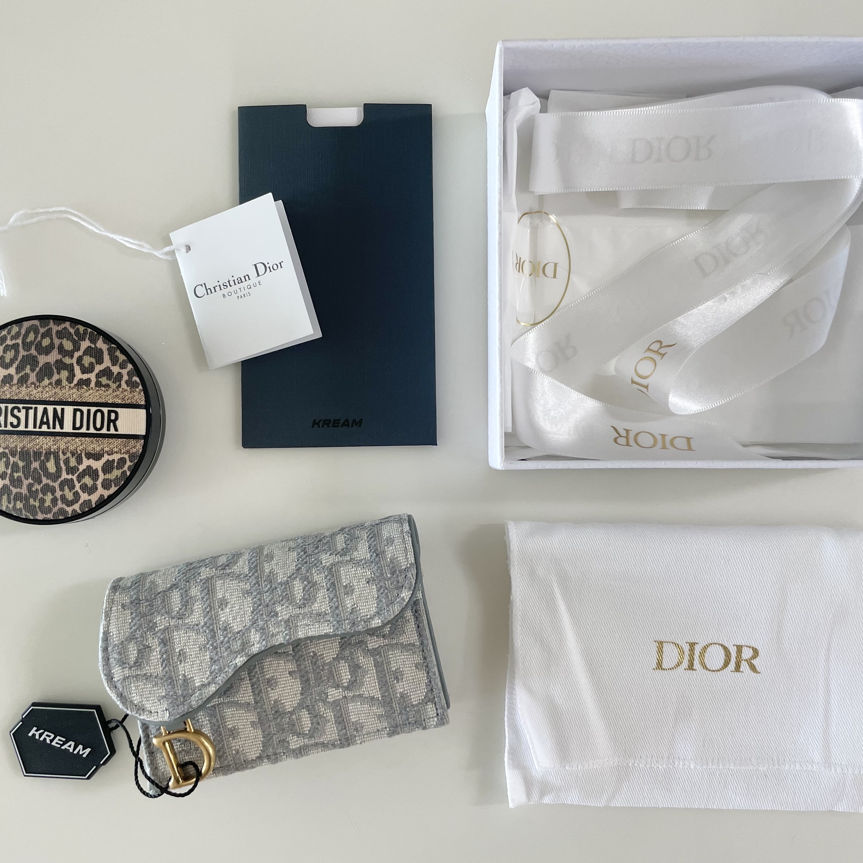 Dior Saddle Flap Card Holder Grey Dior Oblique Jacquard 착용 스타일