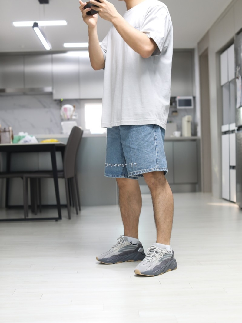 Adidas Yeezy Boost 700 V2 Tephra 2023 착용 스타일 - 1