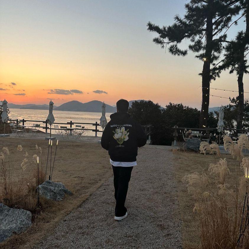 Wooyoungmi Flower Print Back Logo Hoodie Black - 22SS, Golden Goose Superstar White Black Heel Tab Sneakers 착용 스타일 - 1