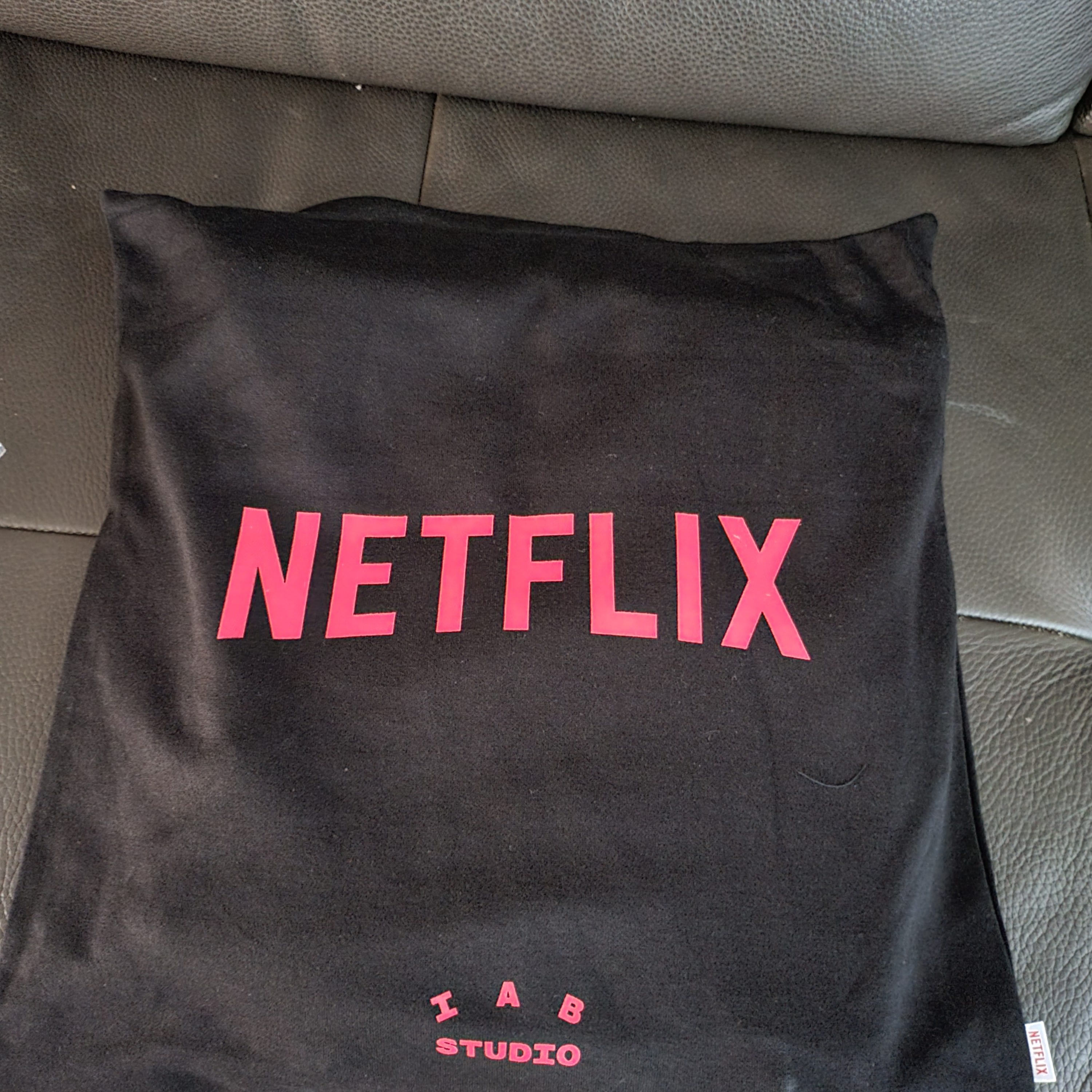 IAB Studio x Netflix Pajama Cushion Cover Set Black 착용 스타일