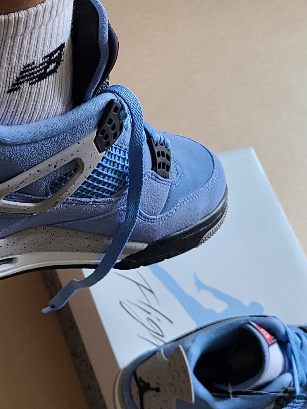 Jordan 4 Retro University Blue 착용 스타일 - 1