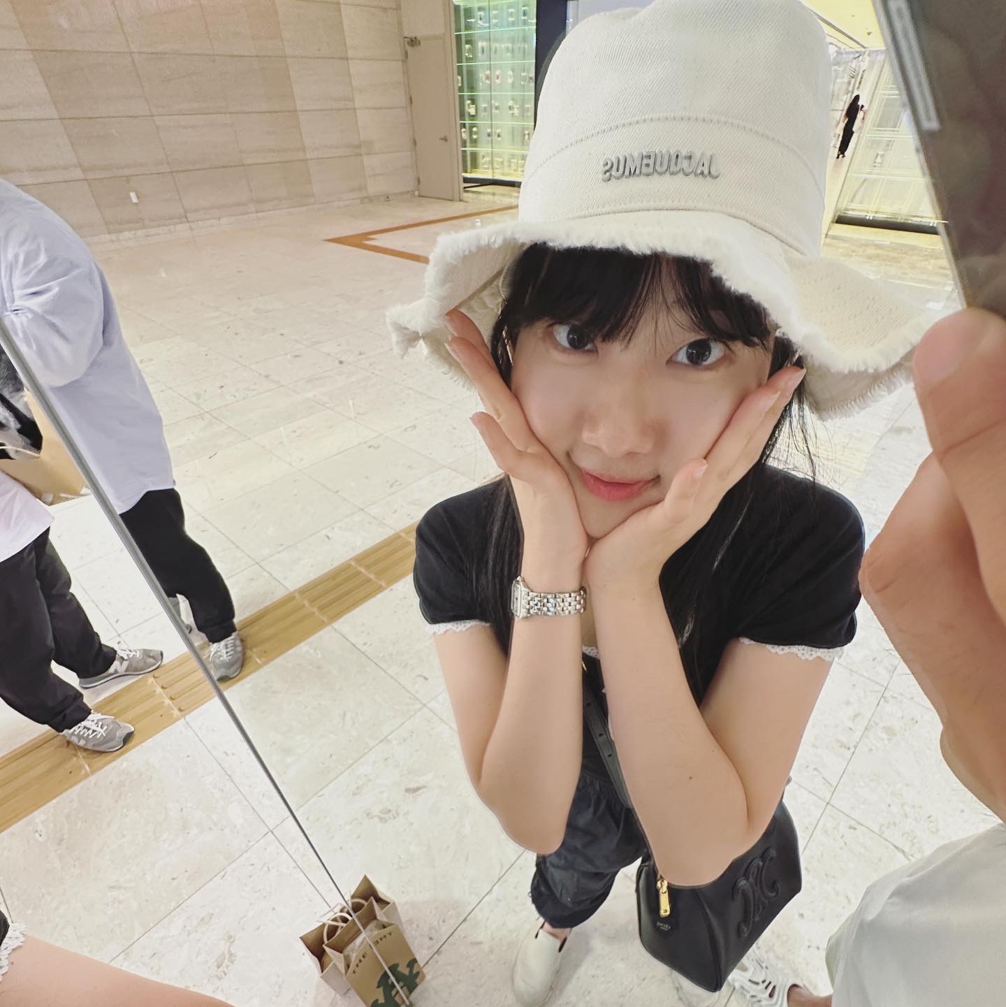 Jacquemus Le Bob Artichaut Bucket Hat Off White 착용 스타일