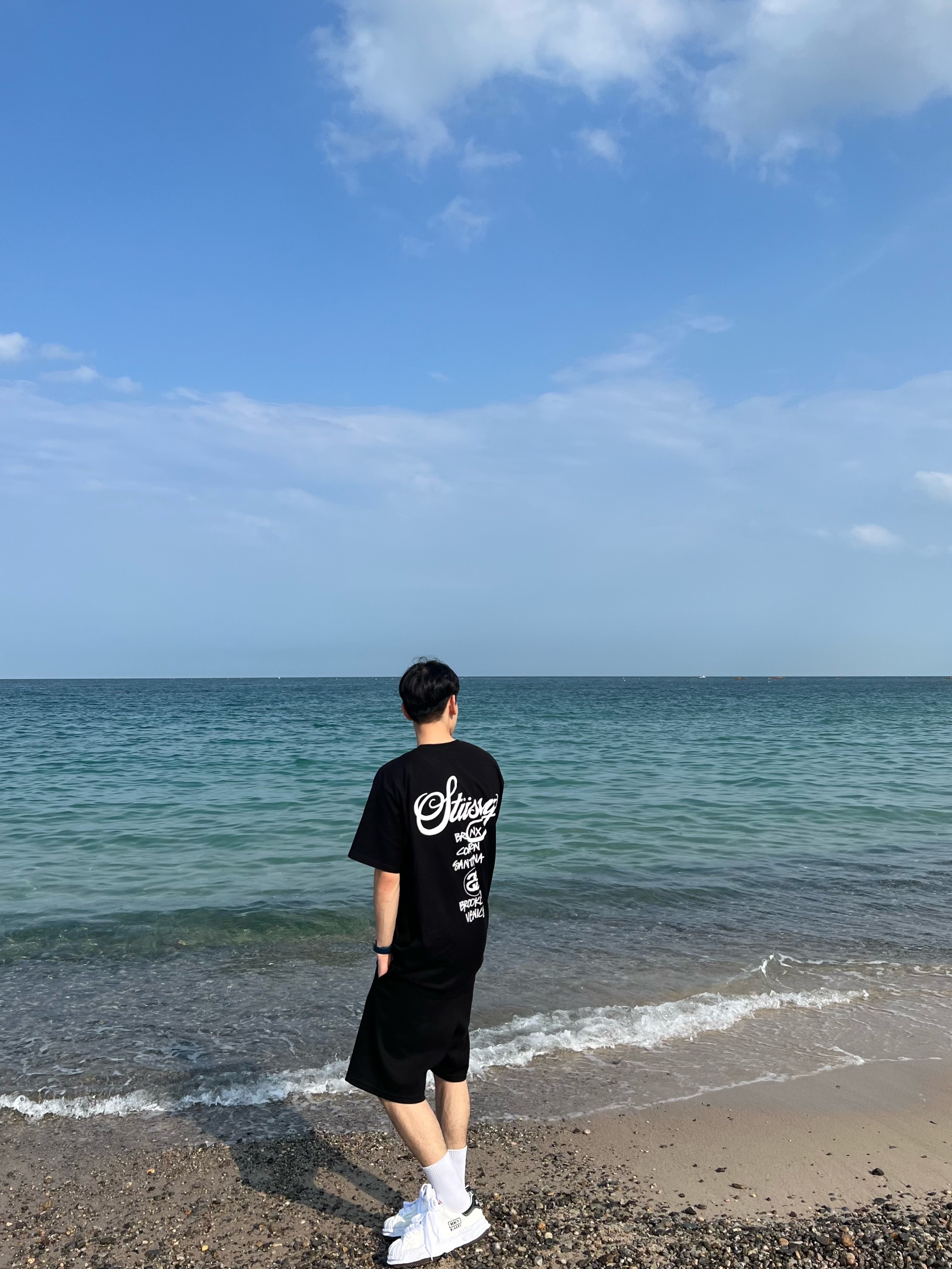 Stussy World Tour T-Shirt Black, Maison Mihara Yasuhiro Blakey OG Sole Canvas Low-top Sneakers White 착용 스타일