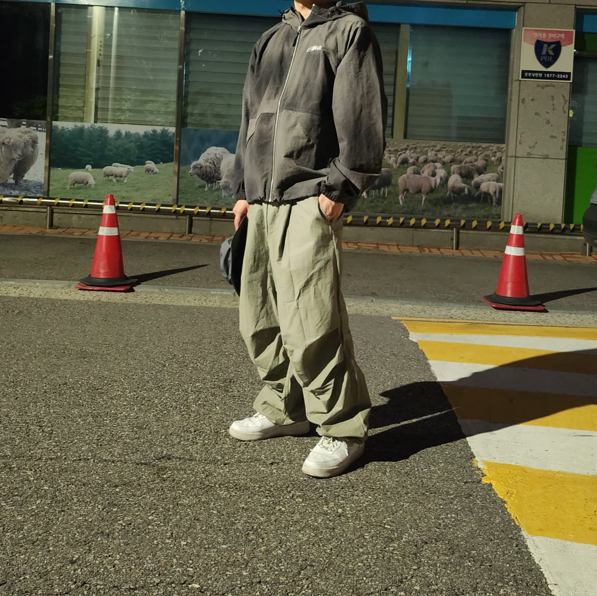 Stussy Wave Dye Beach Shell Jacket Black 착용 스타일 - 4