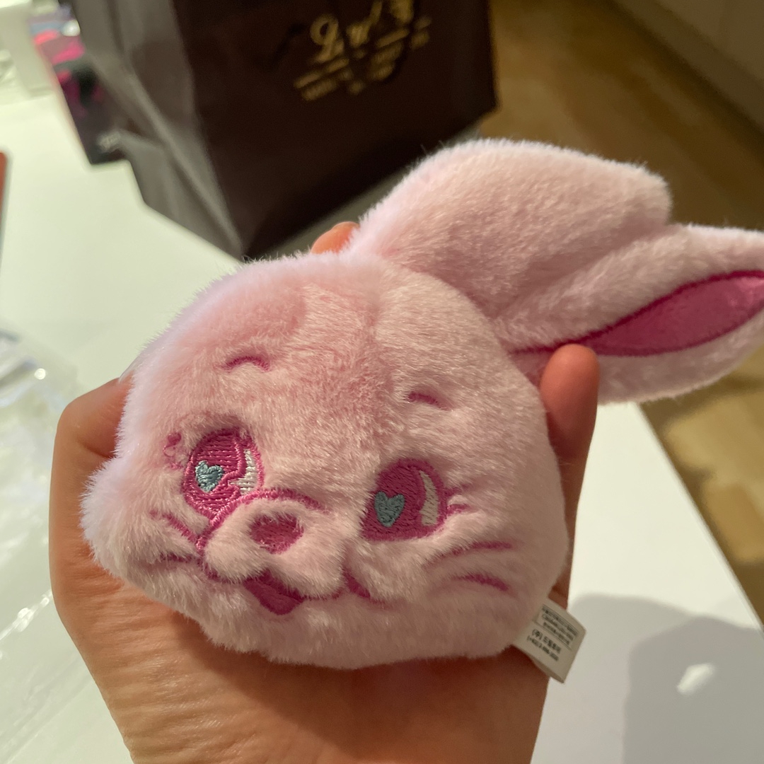 NewJeans Tokki Merchandise Fluffy Keyring Pink 착용 스타일 - 1