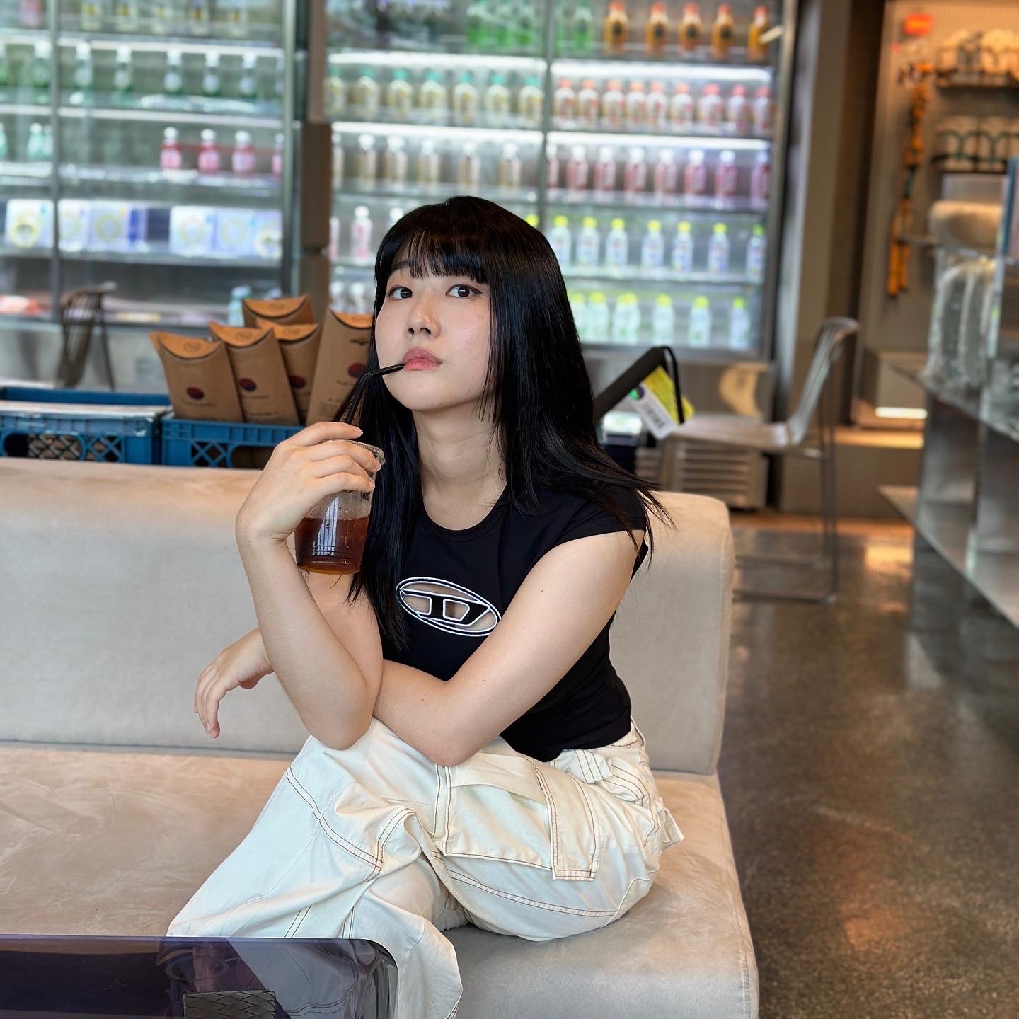 (W) Diesel T-Angie Peekaboo Logo T-Shirt Black 착용 스타일 - 3