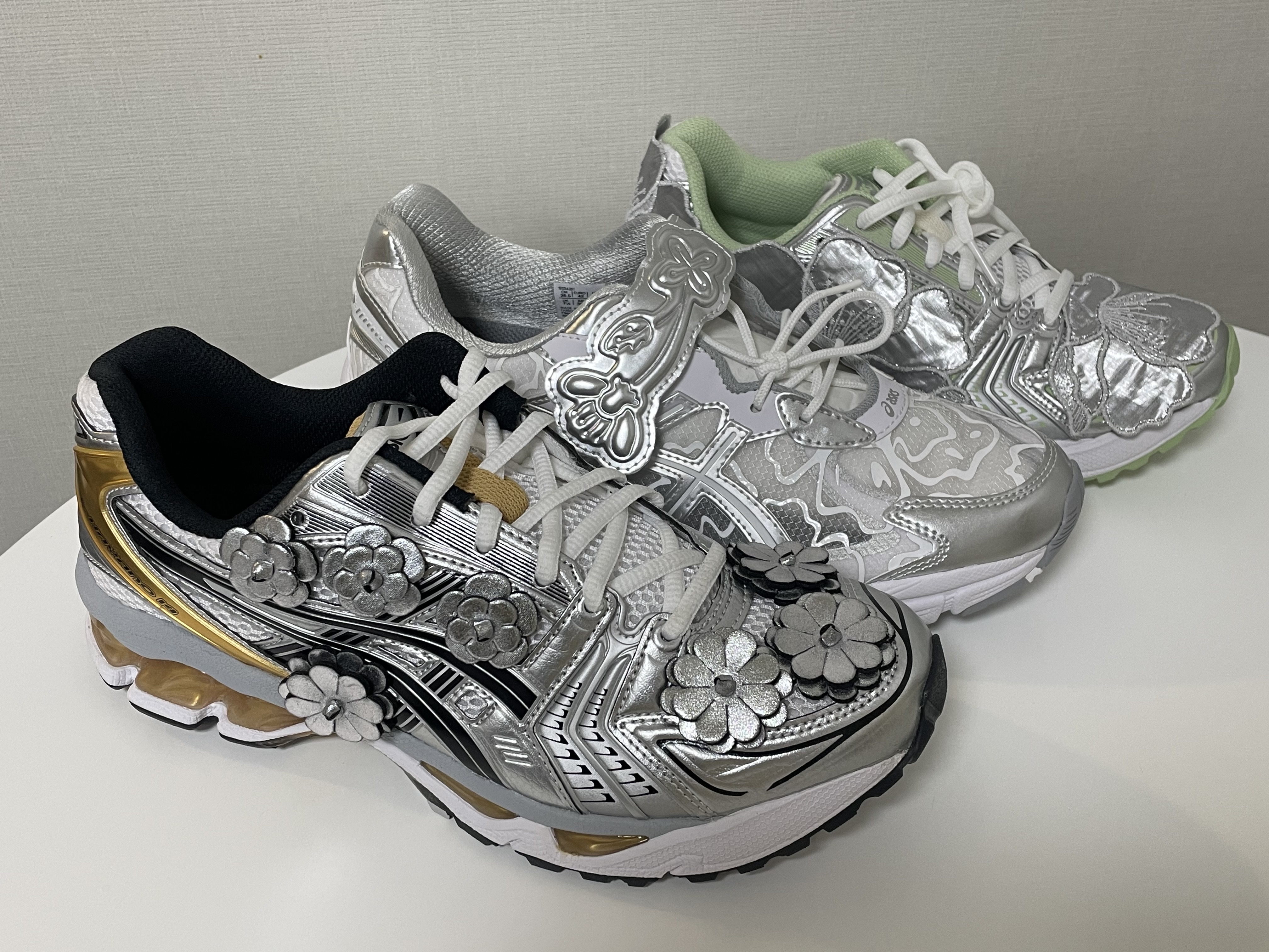 Asics x Cecilie Bahnsen GT-2160 White, Asics x Cecilie Bahnsen Gel-Kayano 14 Flower Applique White Pure Gold 착용 스타일