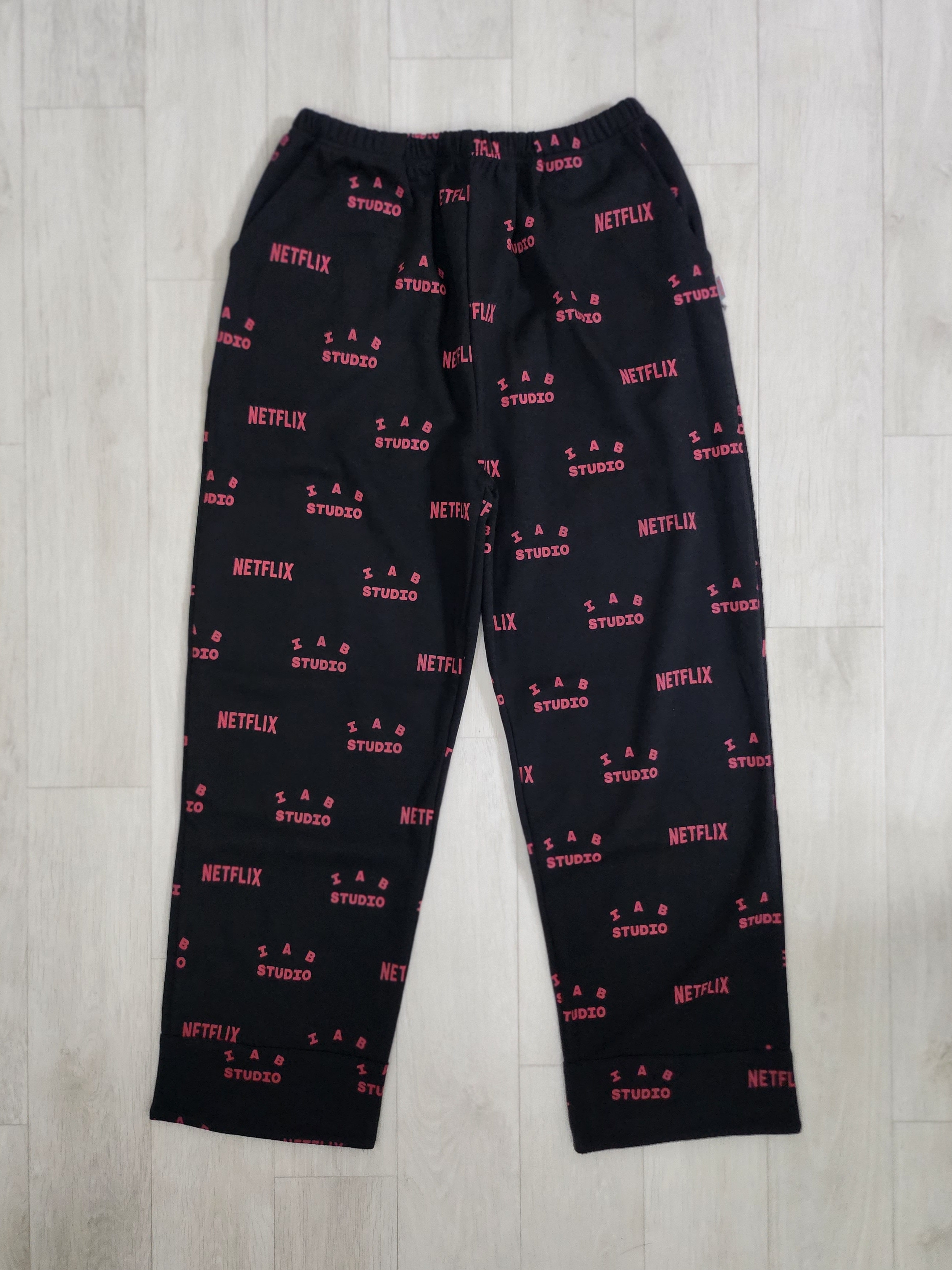 IAB Studio x Netflix Pajama Cushion Cover Set Black 착용 스타일 - 3