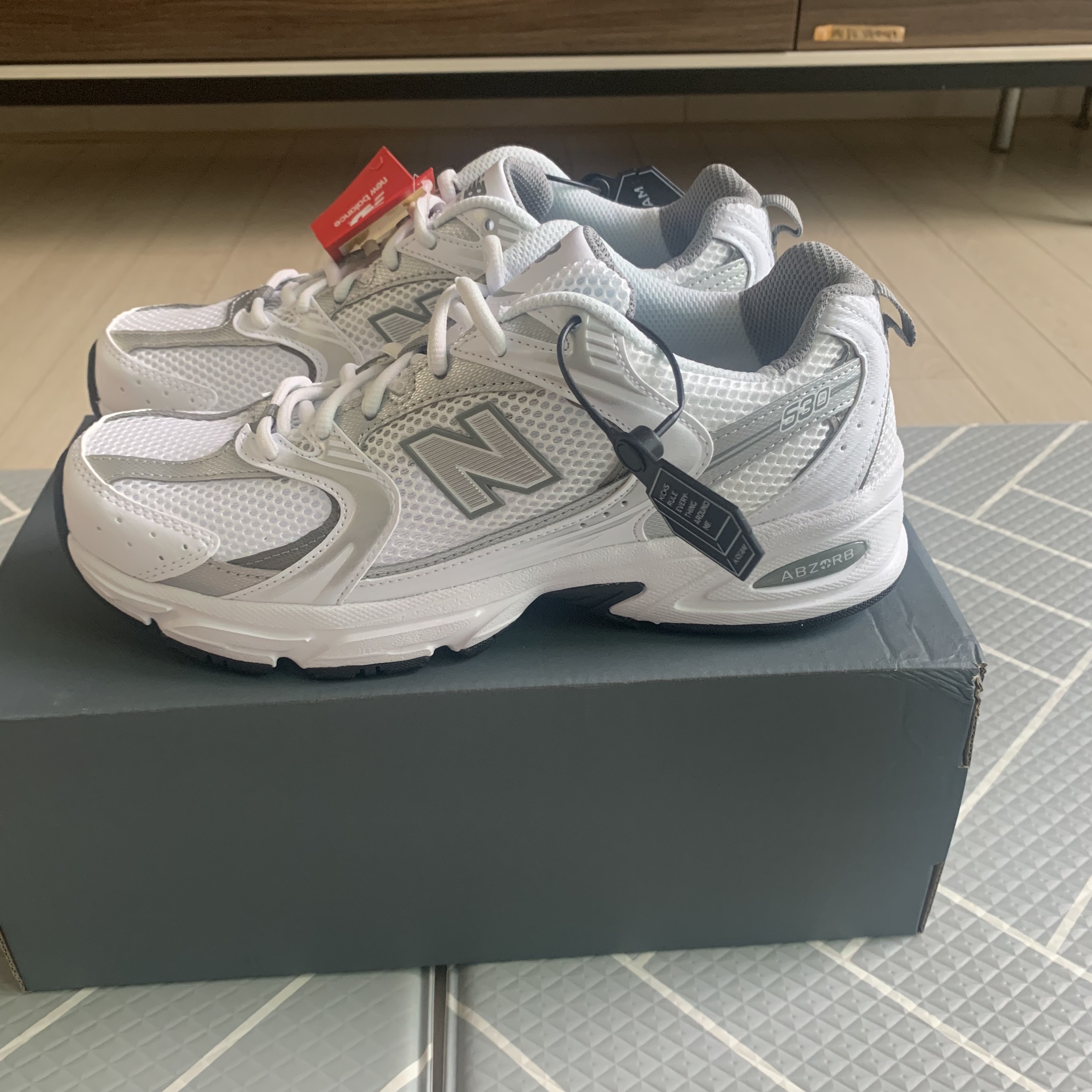 New Balance 530 White Silver 착용 스타일 - 2