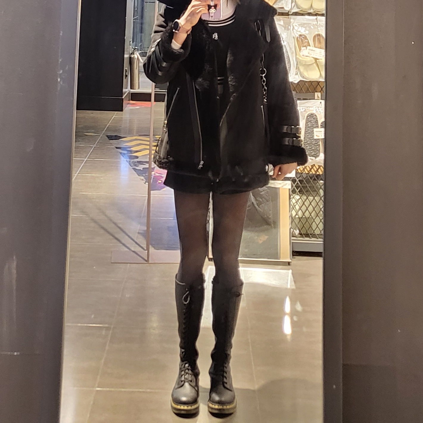 (W) Dr. Martens 1B60 Boots Black 착용 스타일 - 3