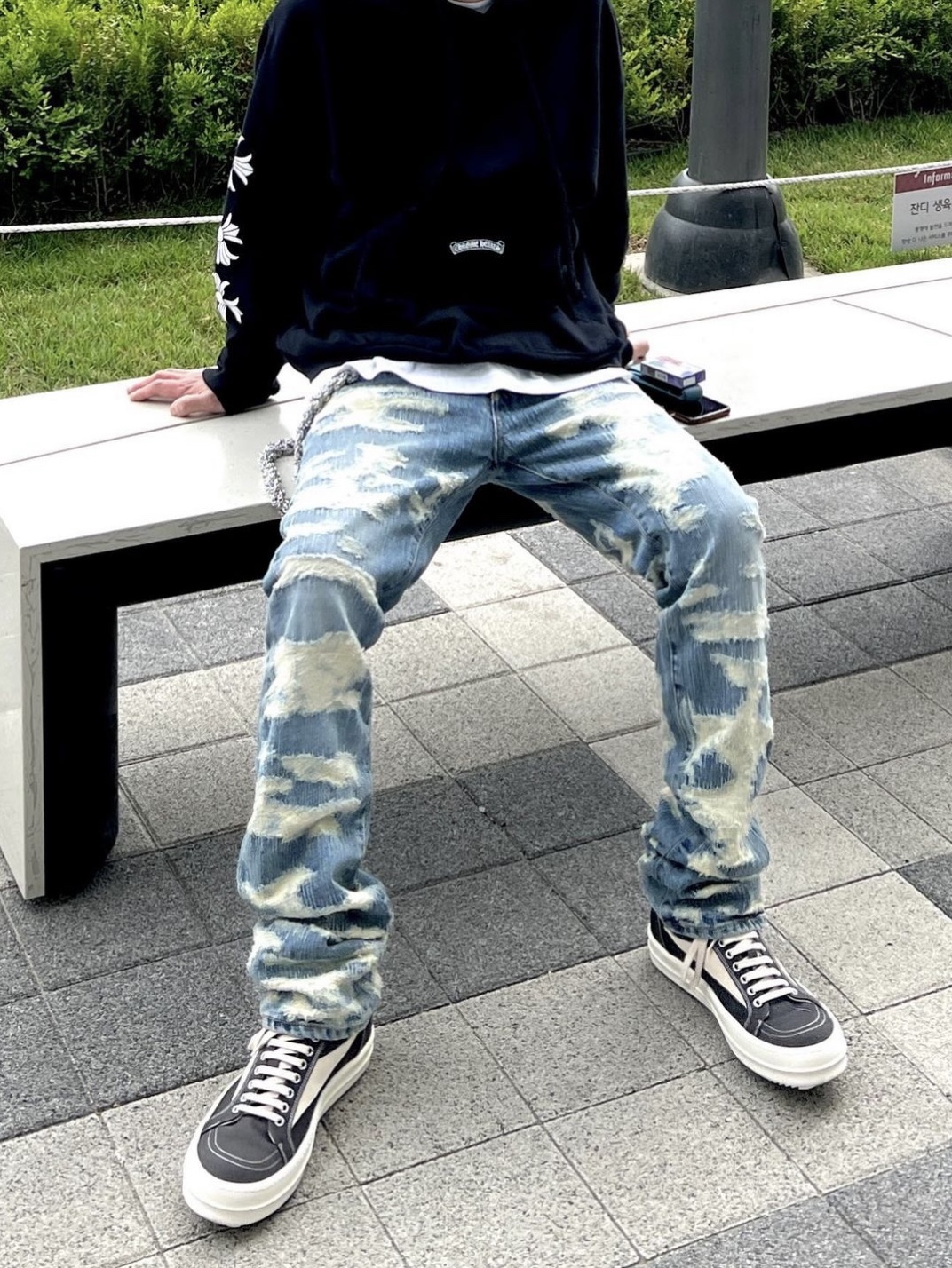 Undermycar x Konic Section Vol.2 Hard Destroyed Washed Jeans - 23SS 착용 스타일 - 1