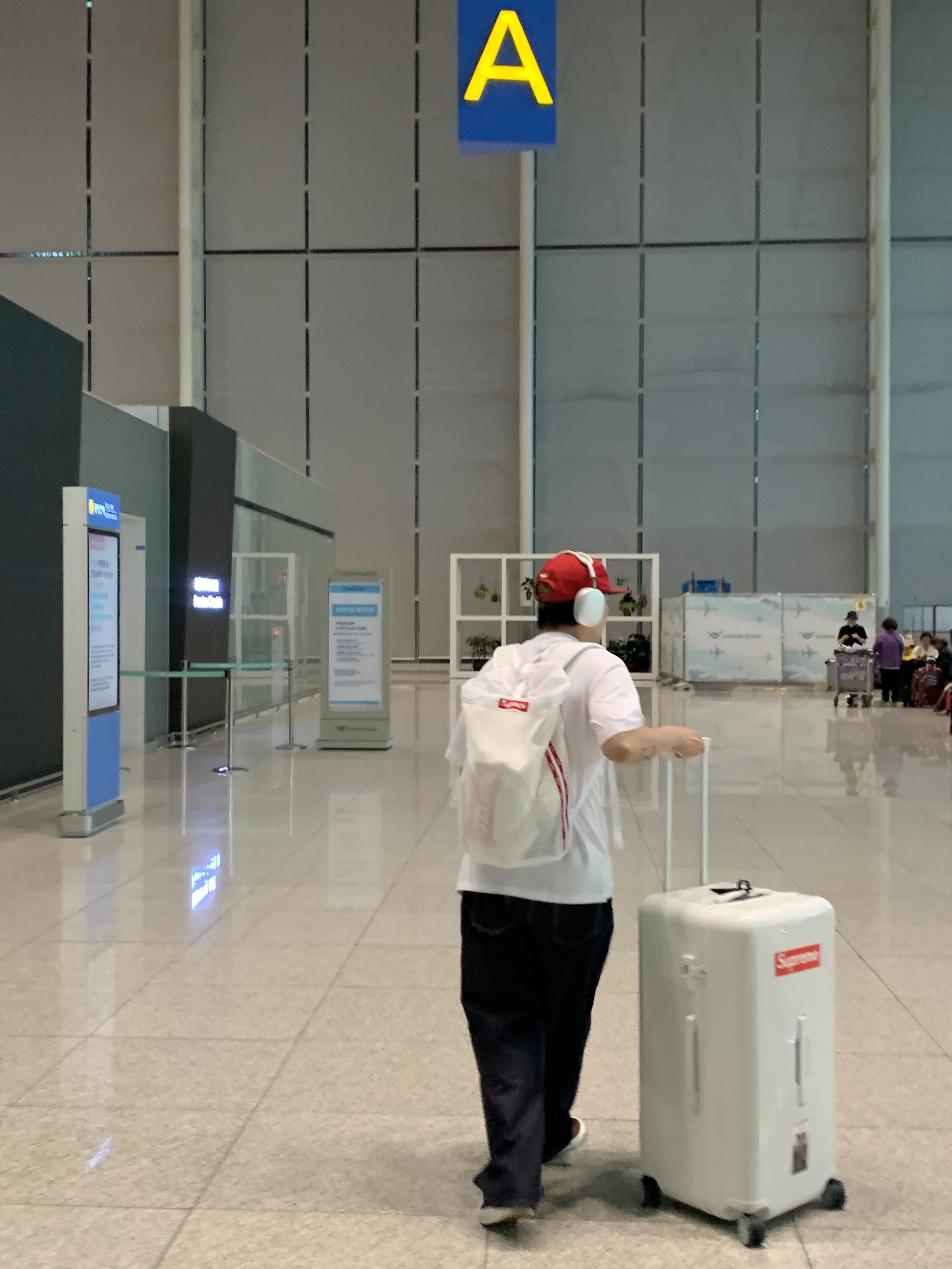Supreme Mesh Backpack White - 23SS, Rimowa Essential Trunk Plus Polycarbonate White Gloss 착용 스타일 - 1