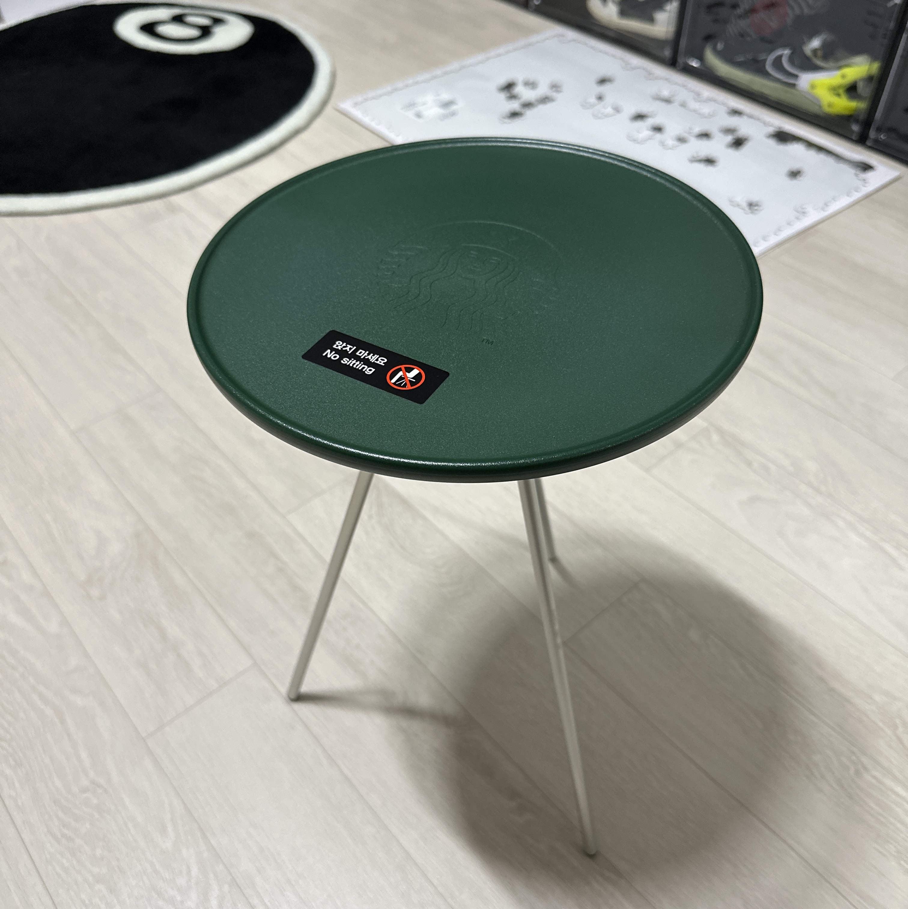Starbucks x Helinox Side Table Green, Stussy 8 Ball Rug Black 착용 스타일 - 1