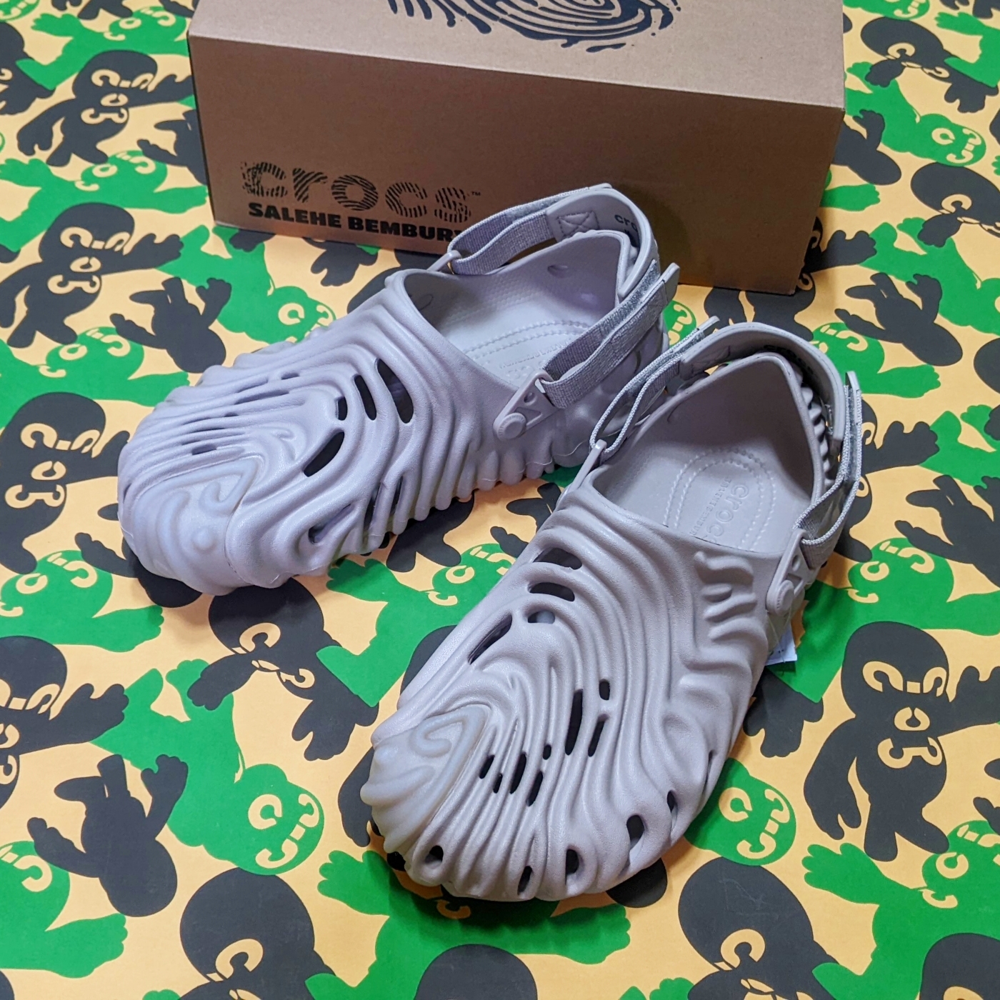 Crocs x Salehe Bembury Pollex Clog Horchata 착용 스타일 - 1