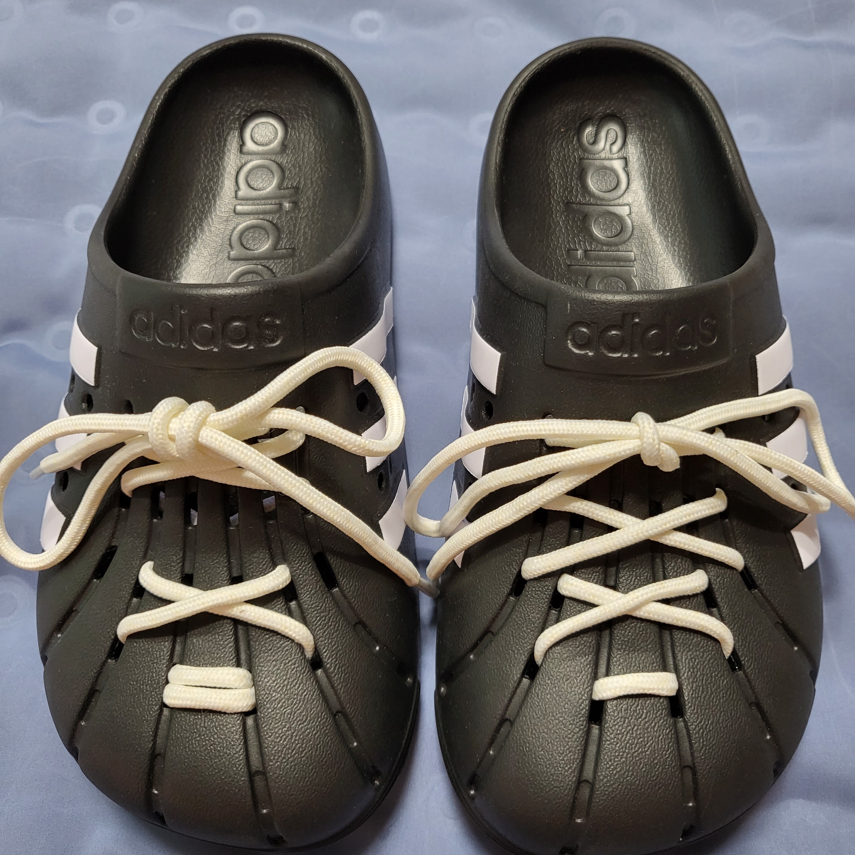 Adidas Adilette Clog Black White 착용 스타일 - 3