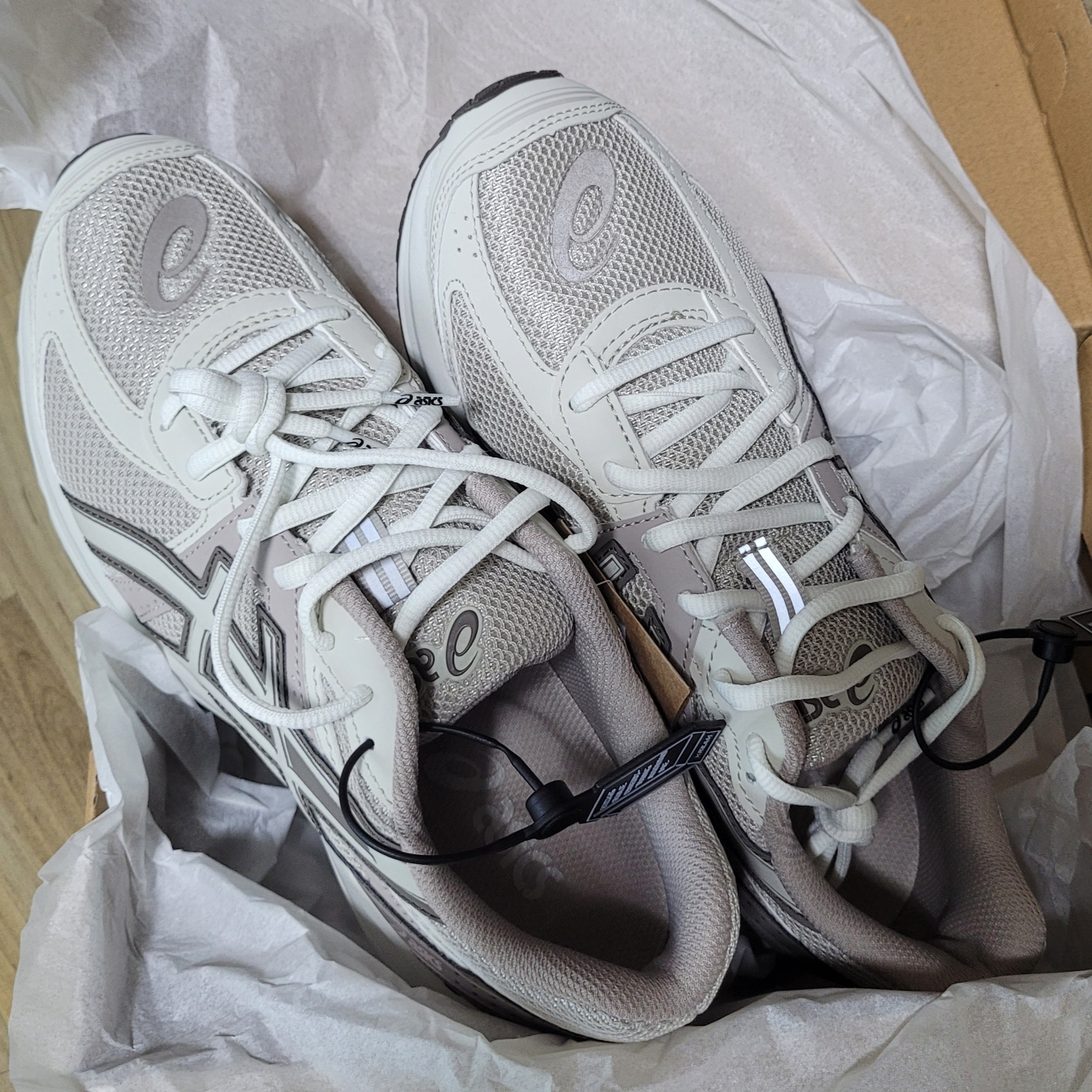 Asics Jog 100 S Birch - 2E Wide 착용 스타일