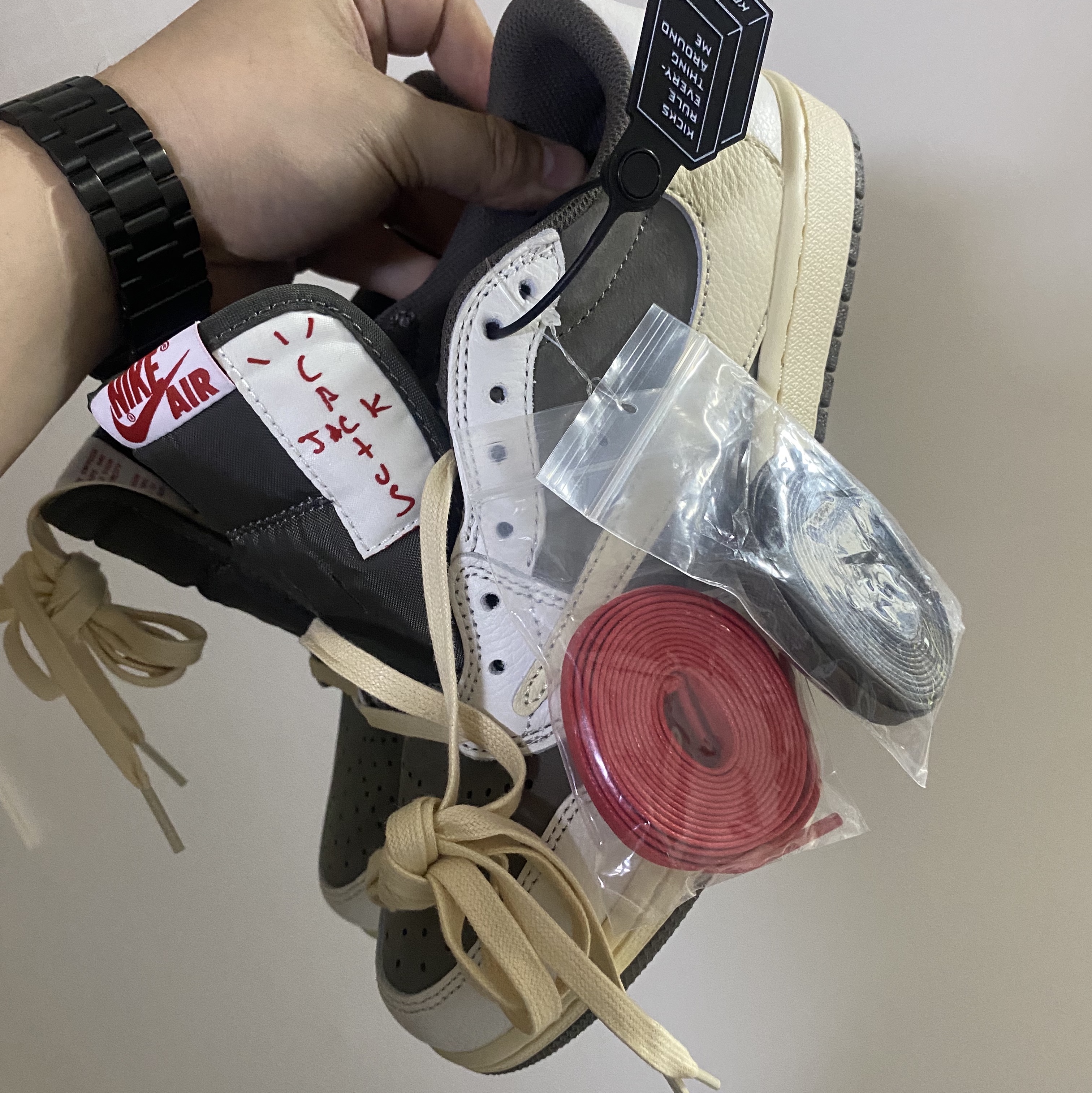 Jordan 1 x Travis Scott Retro Low OG SP Sail and Ridgerock 착용 스타일 - 1