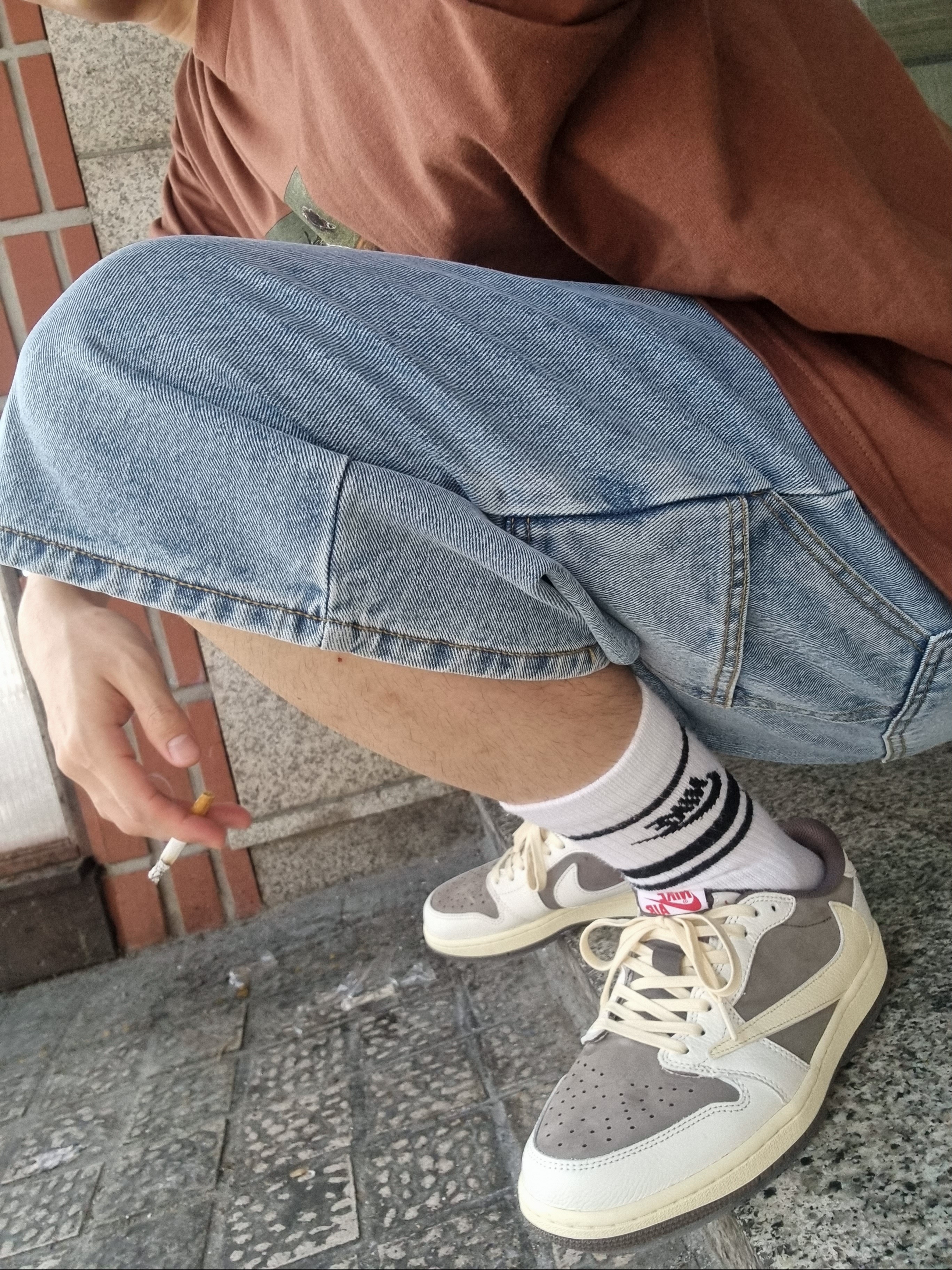 Supreme Strawberries T-Shirt Brown - 23SS, Jordan 1 x Travis Scott Retro Low OG SP Sail and Ridgerock 착용 스타일