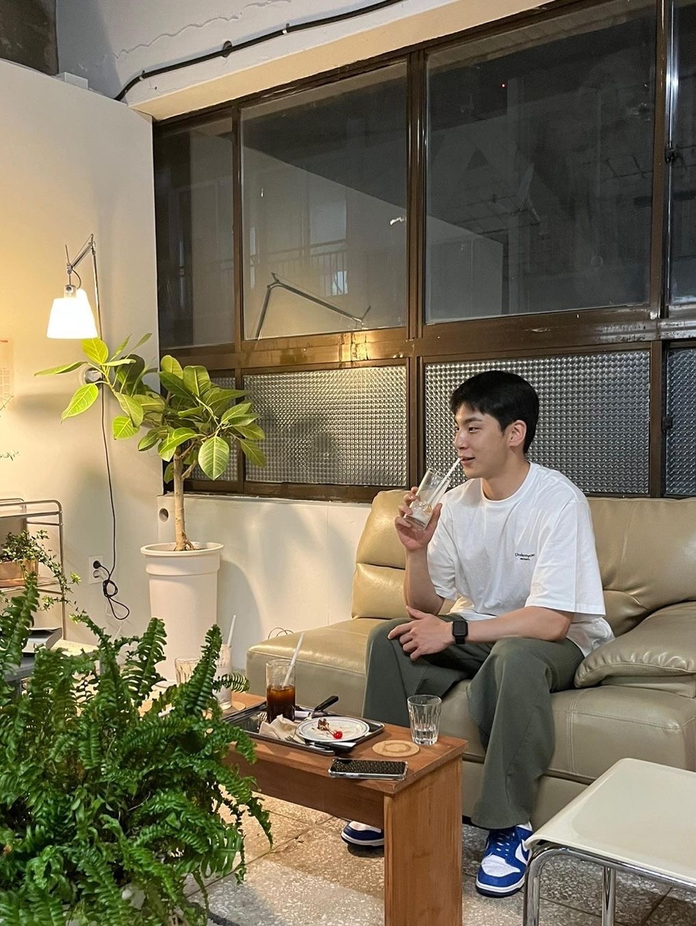 Undermycar Mu.05 Anti Fxxking Logo Play Oversized T-Shirts White, Undermycar Mu.05 Anti Fxxking Logo Play Oversized T-Shirts Taupe 착용 스타일 - 1