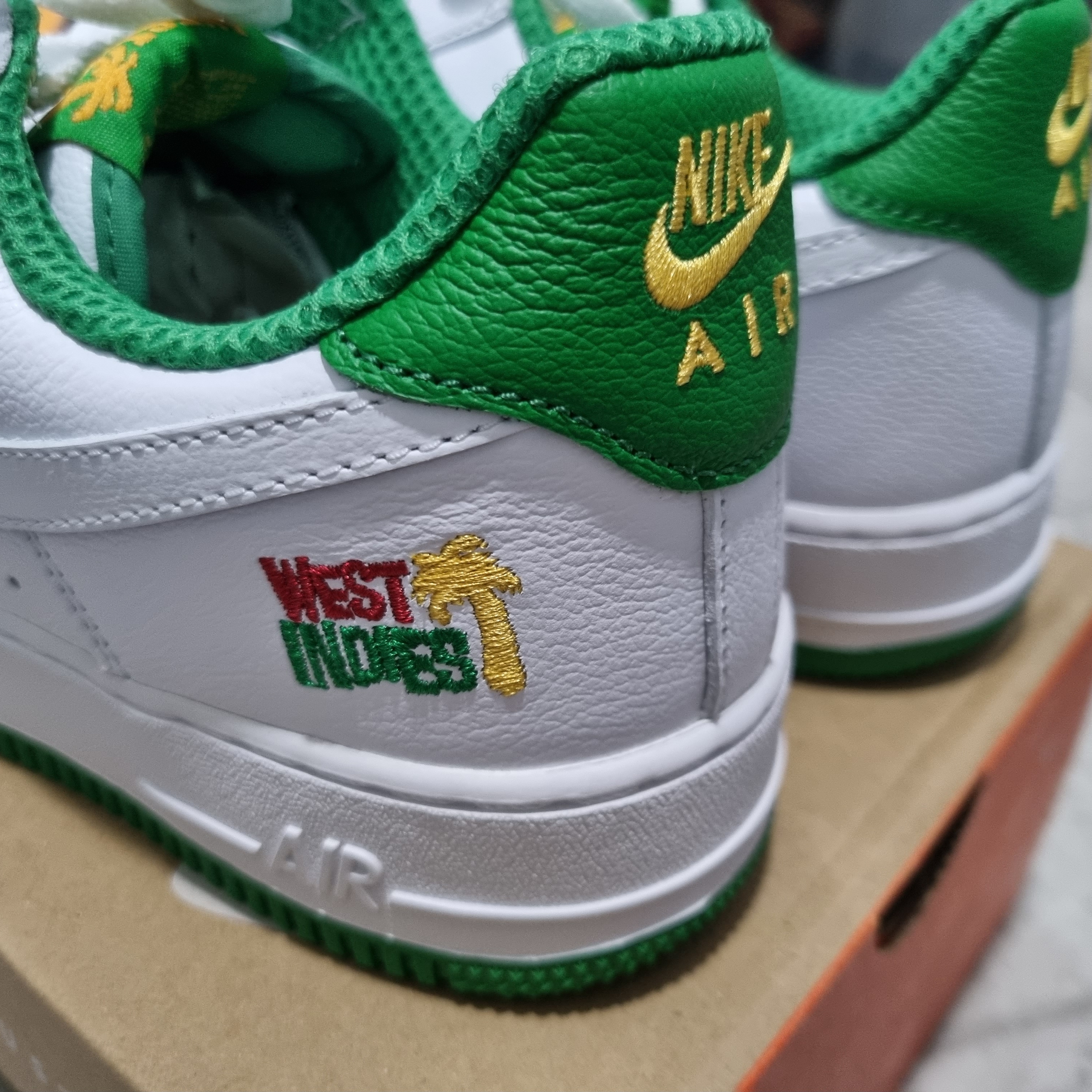 Nike Air Force 1 Low Retro QS West Indies Classic Green 착용 스타일 - 2
