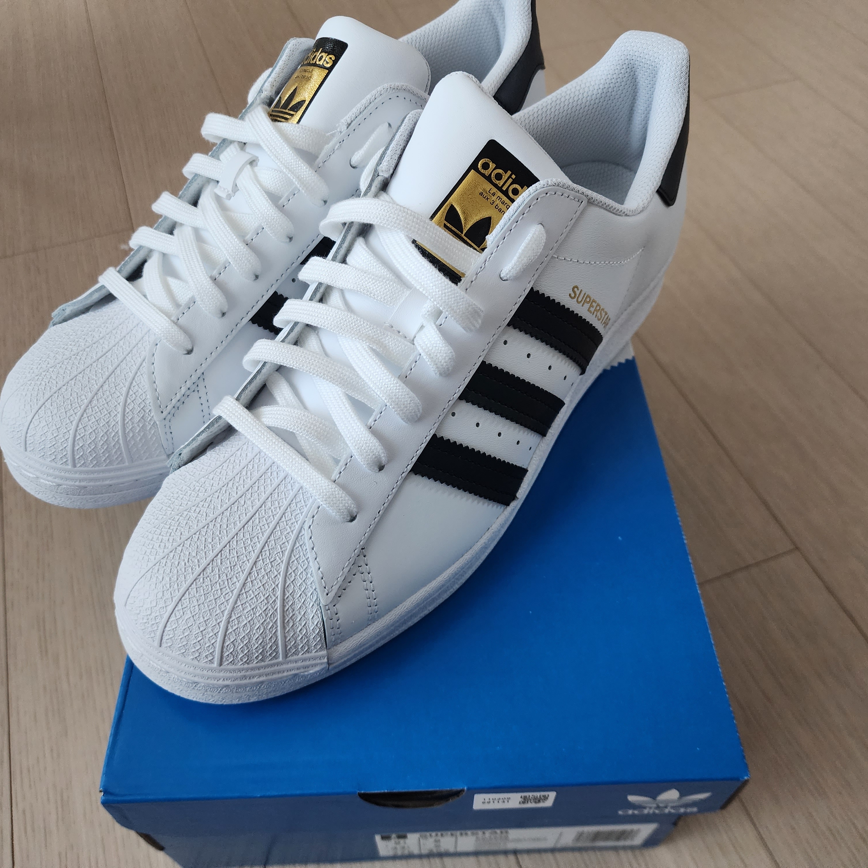 Adidas Superstar White Black 착용 스타일