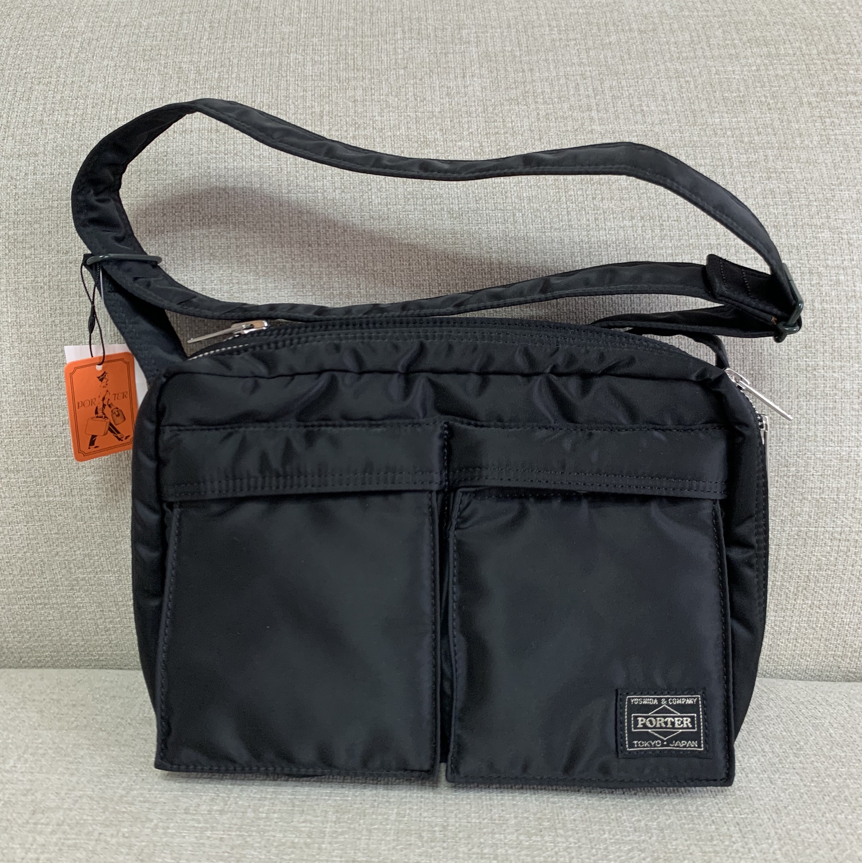 Porter Tanker Shoulder Bag S Black 착용 스타일