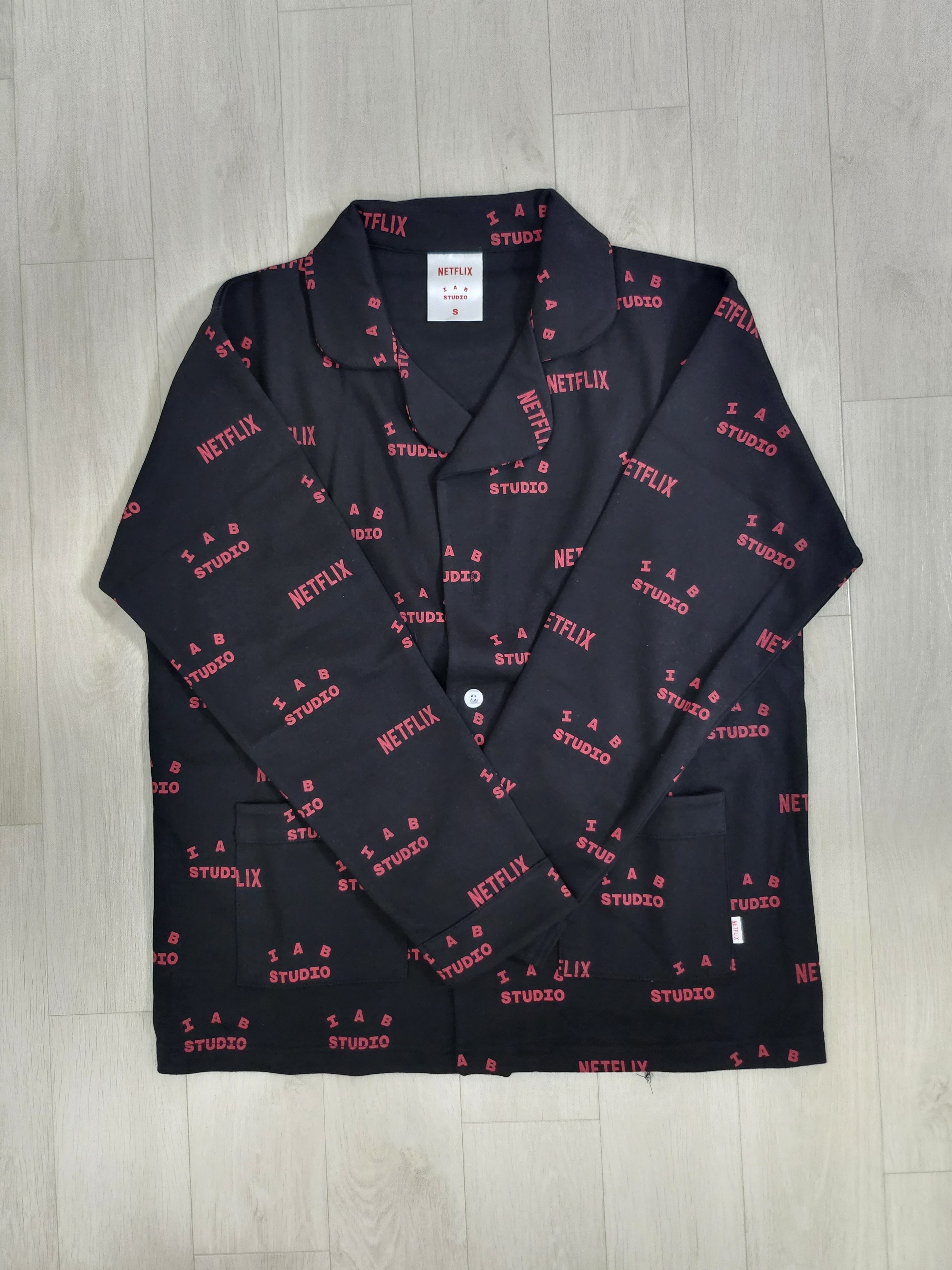 IAB Studio x Netflix Pajama Cushion Cover Set Black 착용 스타일 - 2