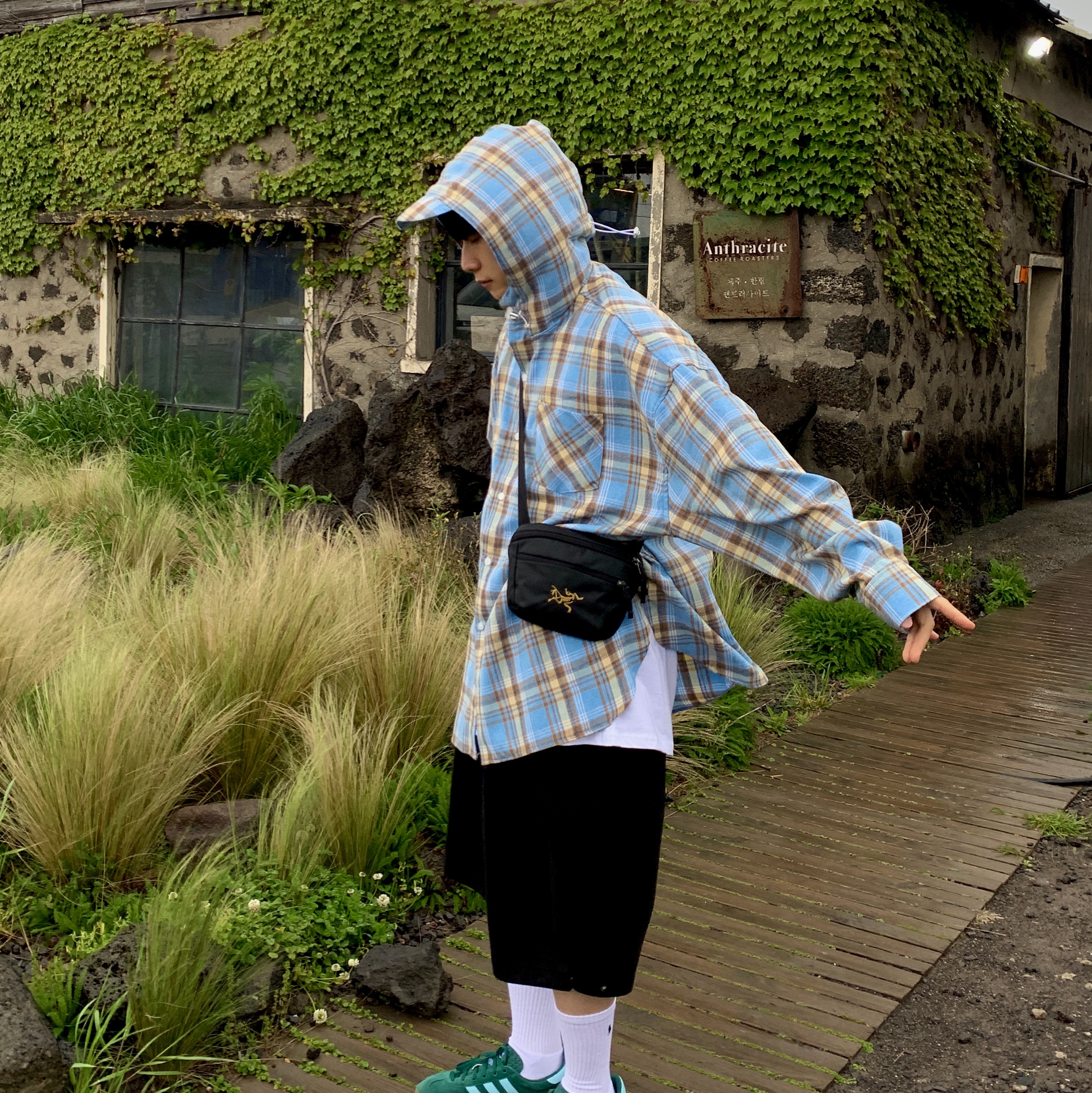 Arc'teryx Mantis 1 Waistpack Black, Adidas Gazelle Indoor Collegiate Green Hazy Sky 착용 스타일 - 2