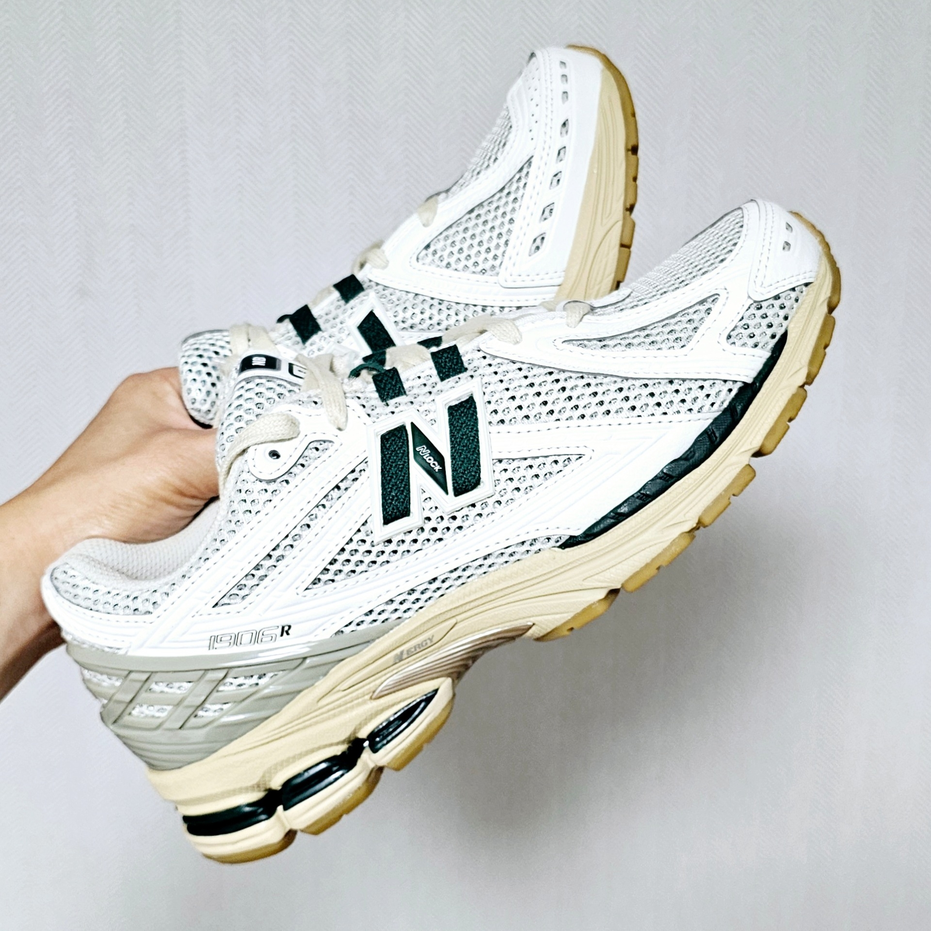 New Balance 1906R Silver Green 착용 스타일 - 1