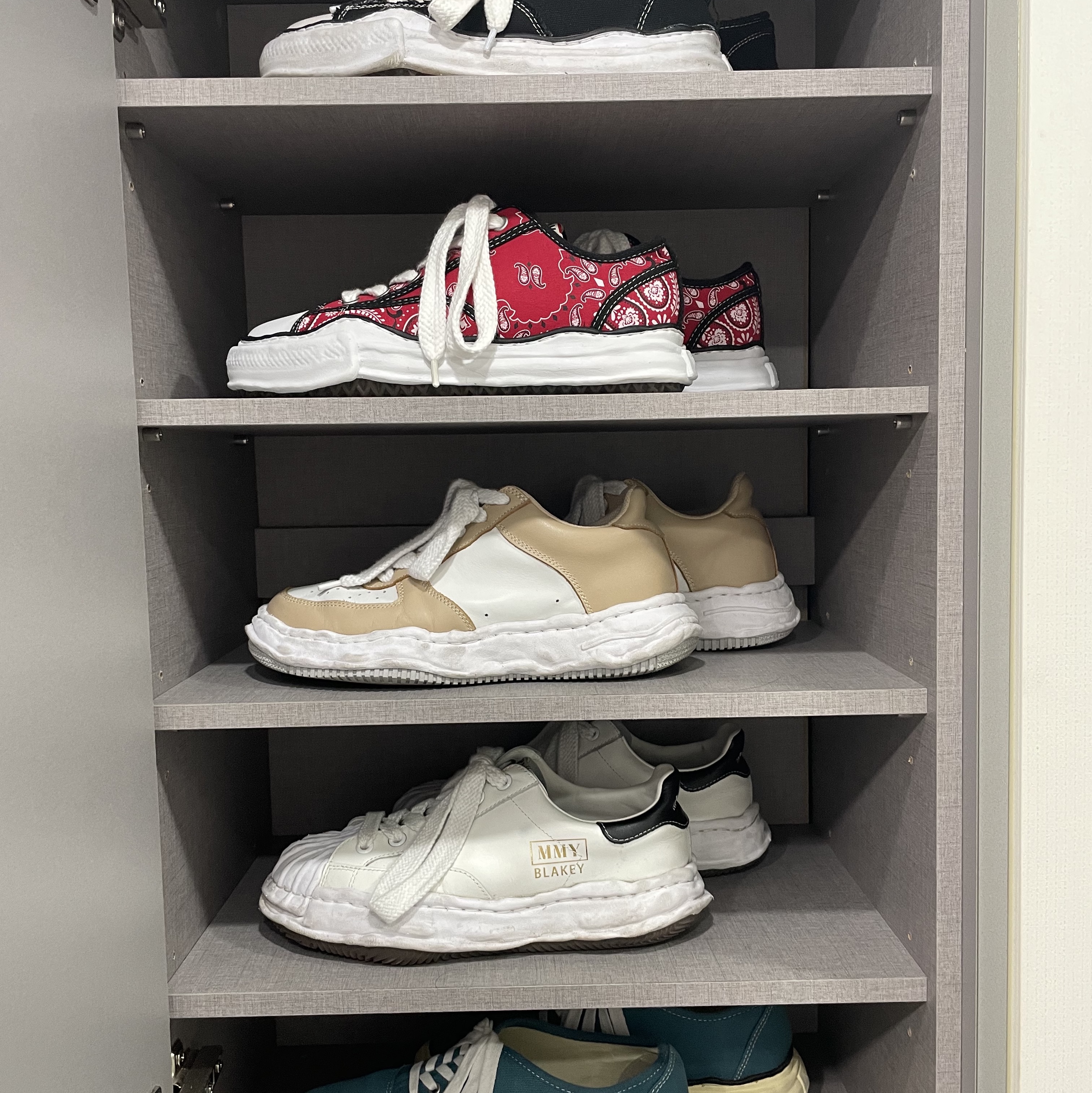 Maison Mihara Yasuhiro Peterson OG Sole Canvas Bandana Low-top Sneakers Red, Maison Mihara Yasuhiro Peterson OG Sole Canvas Low Sneakers Black 착용 스타일