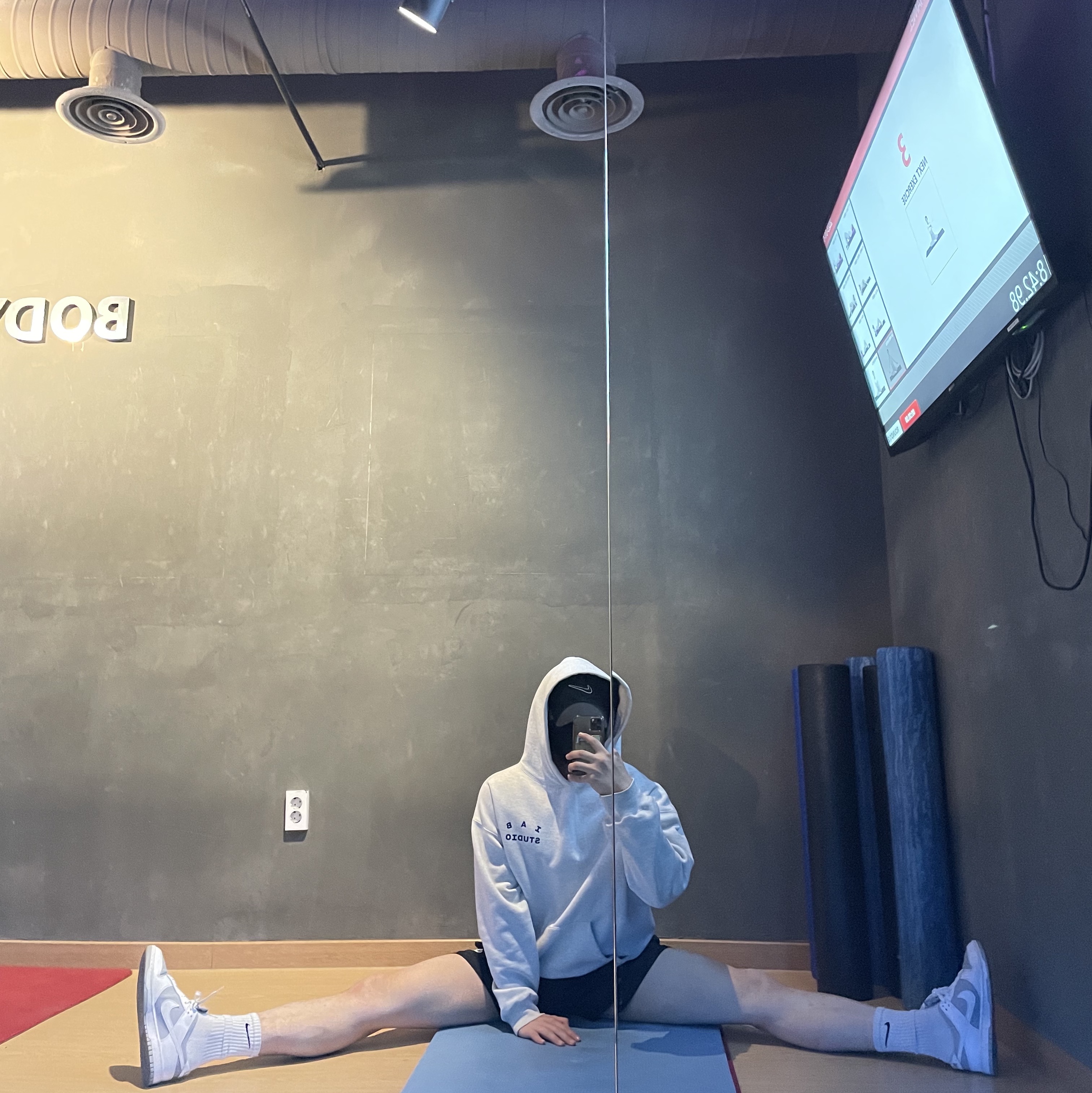 IAB Studio Hoodie Light Gray, Nike Dunk Low Retro White Neutral Grey 착용 스타일 - 2