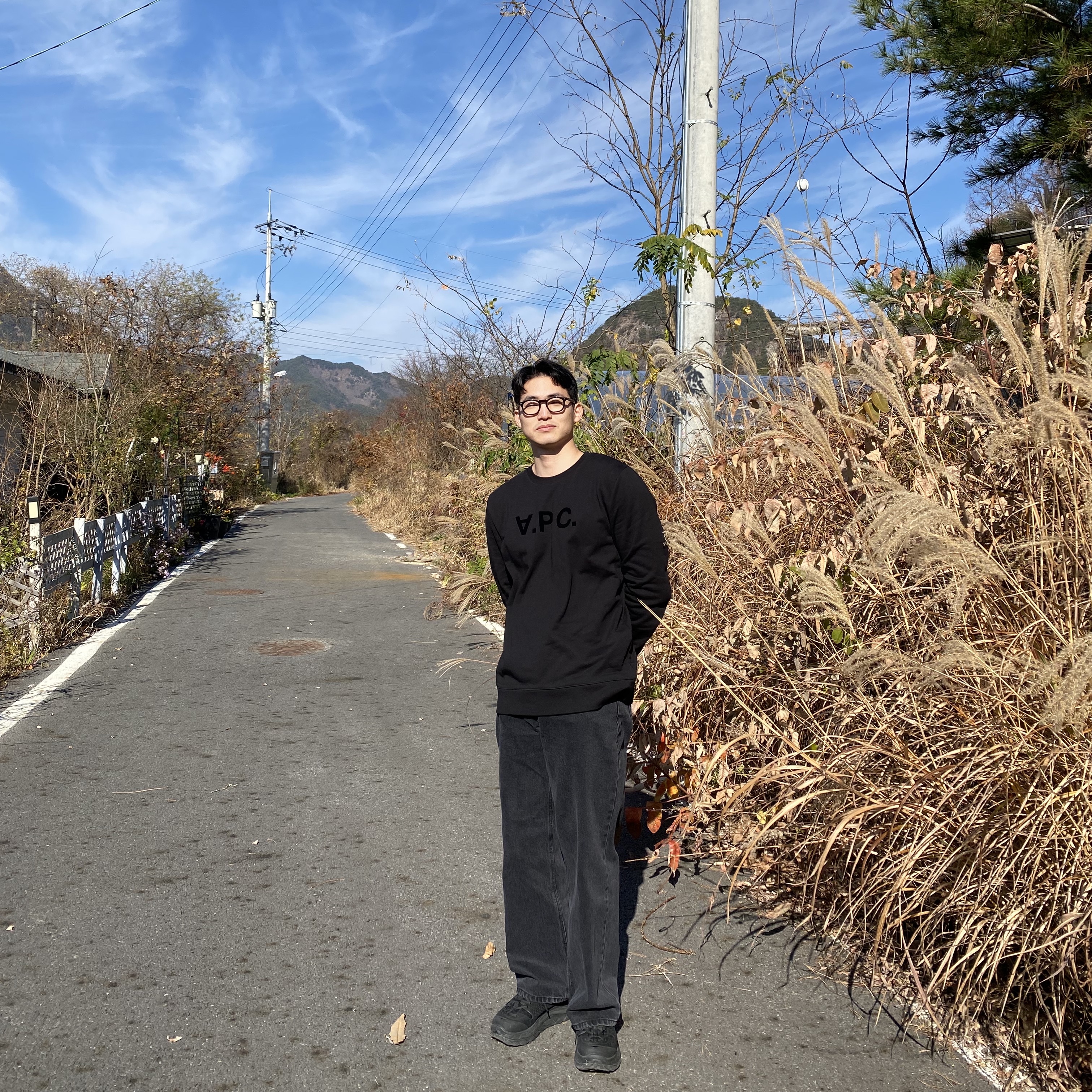 A.P.C. VPC Sweatshirt Black, Hoka x Engineered Garments Tor Ultra Low Black 착용 스타일