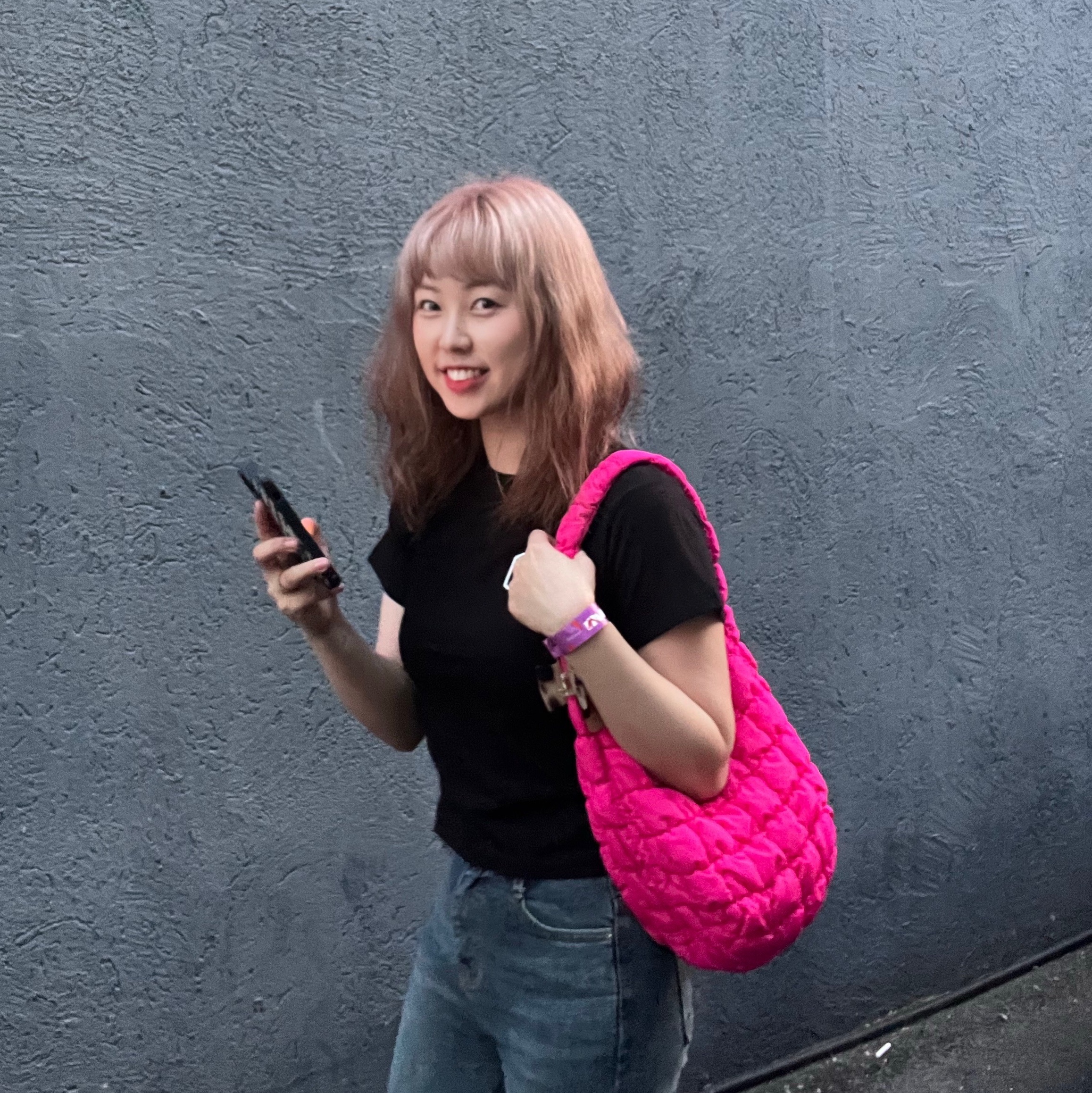 COS Quilted Mini Bag Pink, Deus Ex Machina Seoul College T-Shirt Black 착용 스타일 - 1