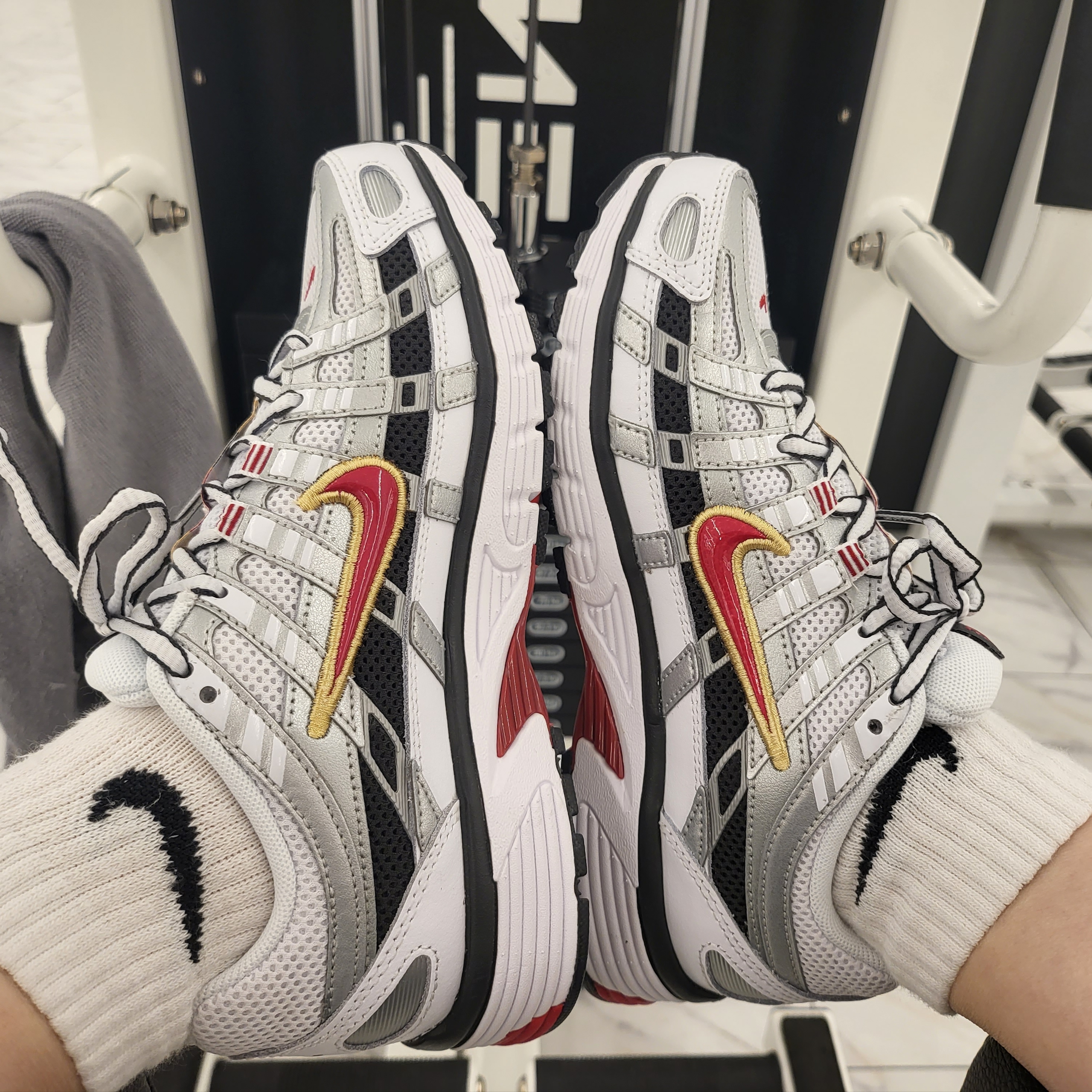 (W) Nike P-6000 Metallic Silver Red 착용 스타일 - 1