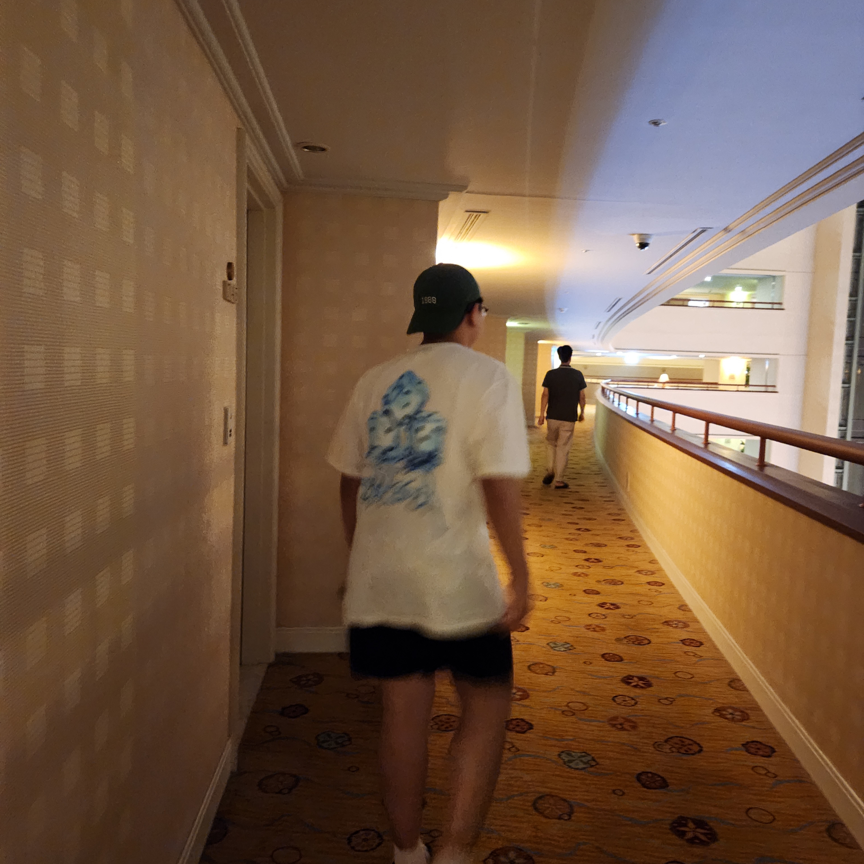 Stussy Melted T-Shirt White, Adidas Adimatic Green 착용 스타일