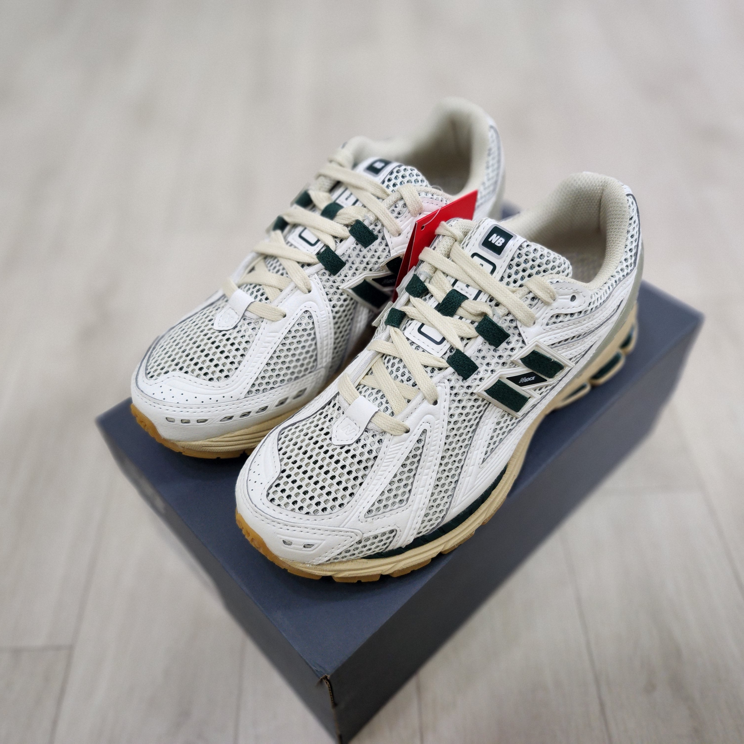 New Balance 1906R Silver Green 착용 스타일 - 2
