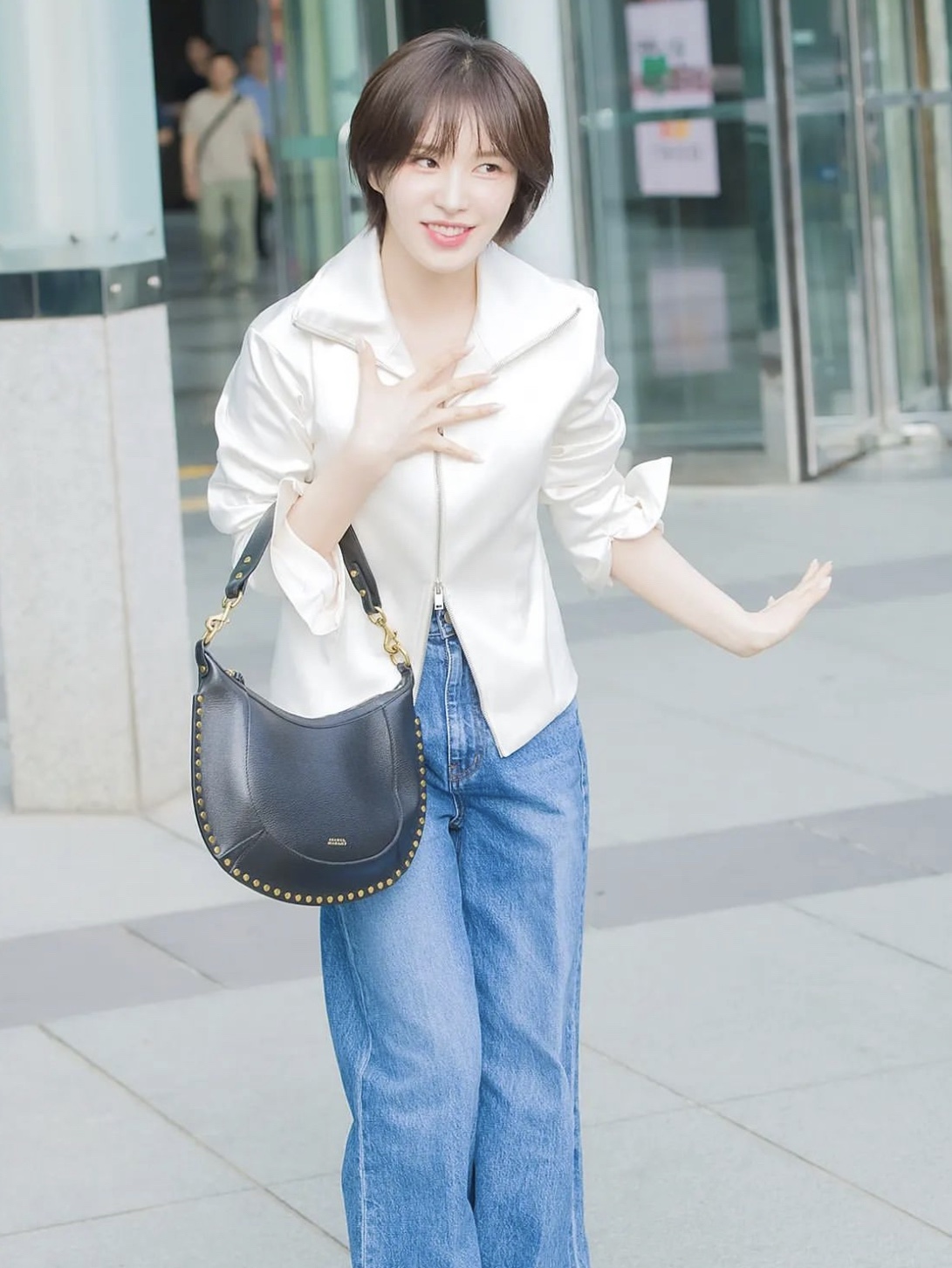 Isabel Marant Oskan Moon Studded Leather Shoulder Bag Black - 23SS 착용 스타일 - 1