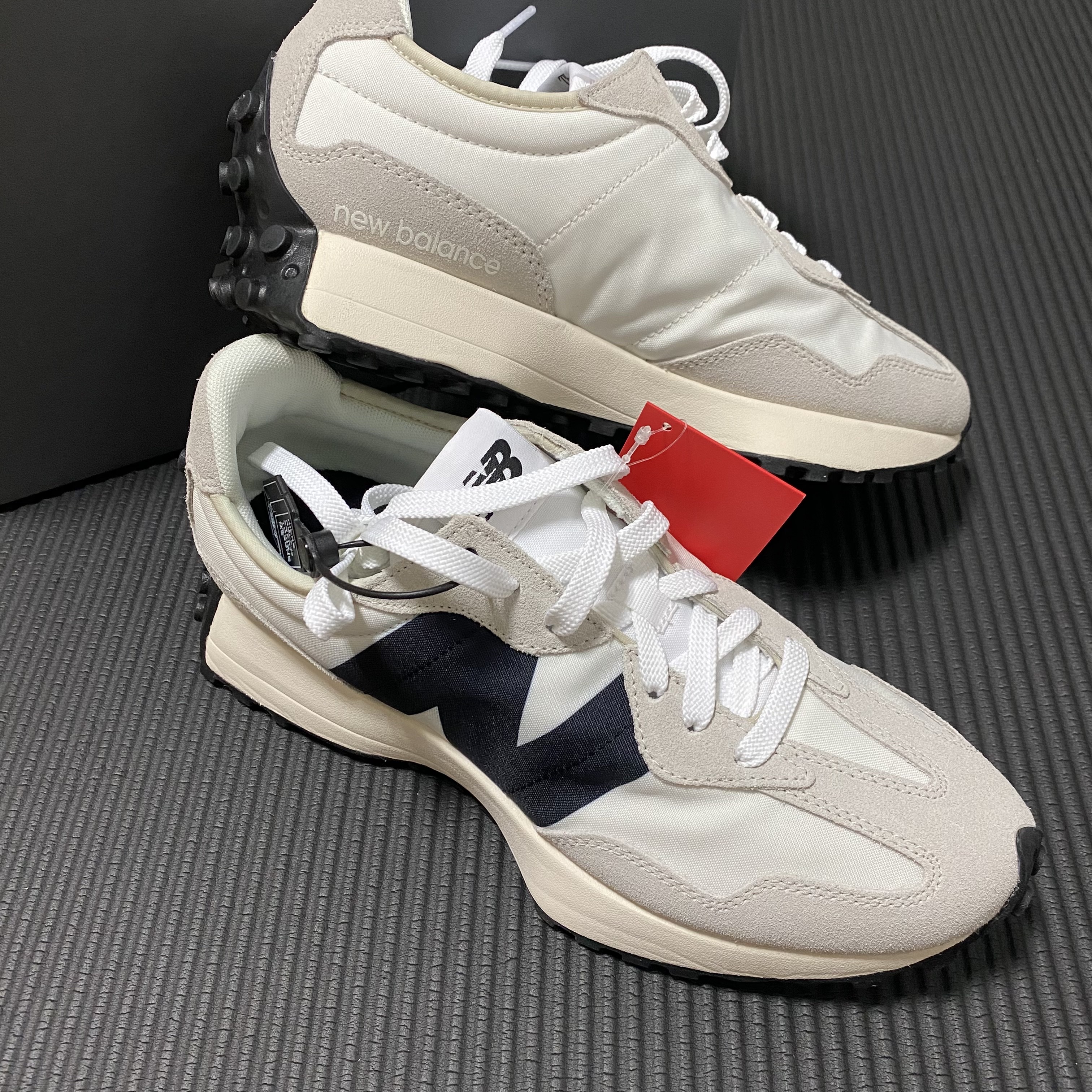 New Balance 327 White Black 착용 스타일 - 2