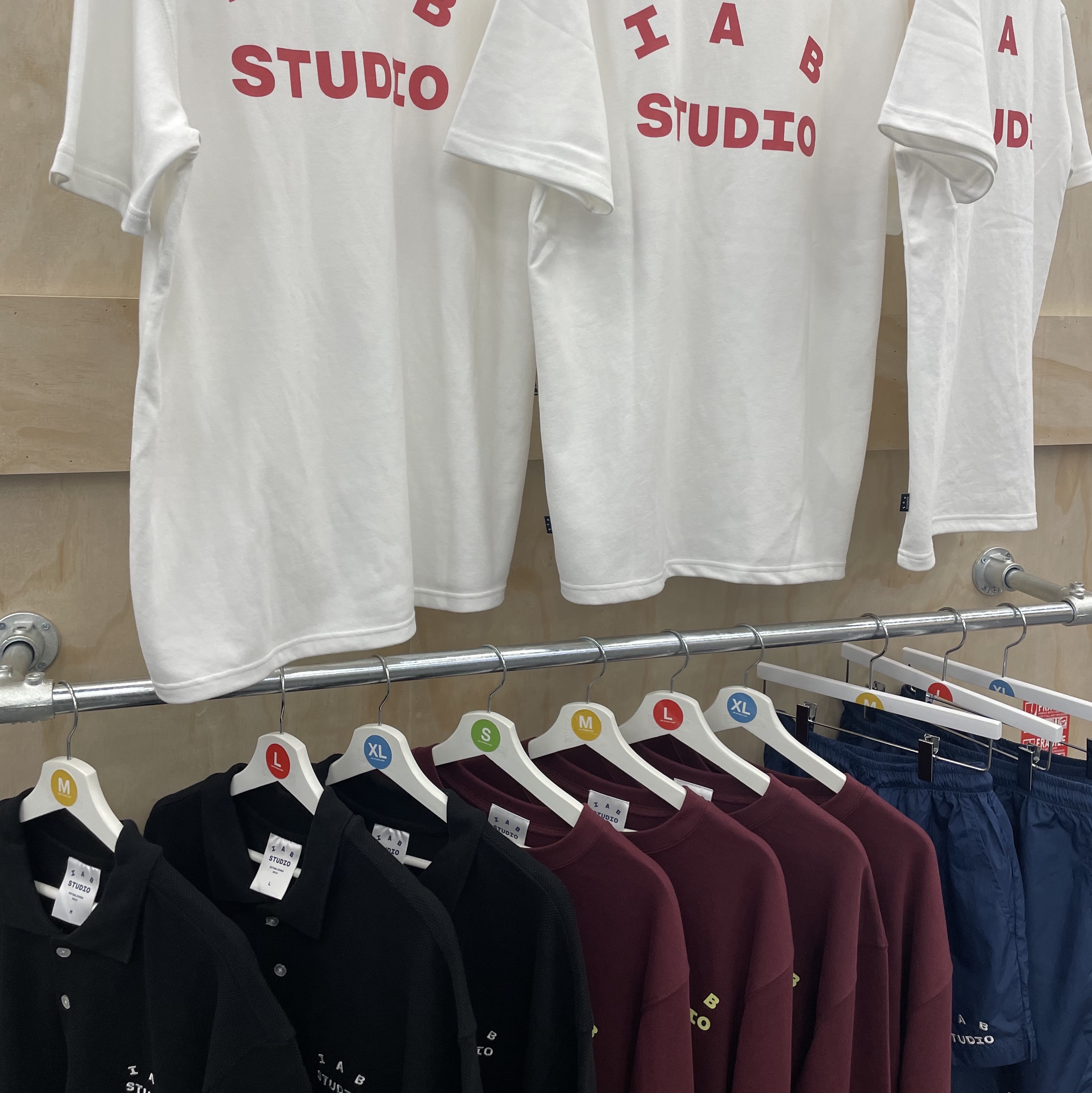 IAB Studio T-Shirt White - The Hyundai Seoul Exclusive, IAB Studio Cropped Pique Shirt Black - The Hyundai Seoul Exclusive 착용 스타일